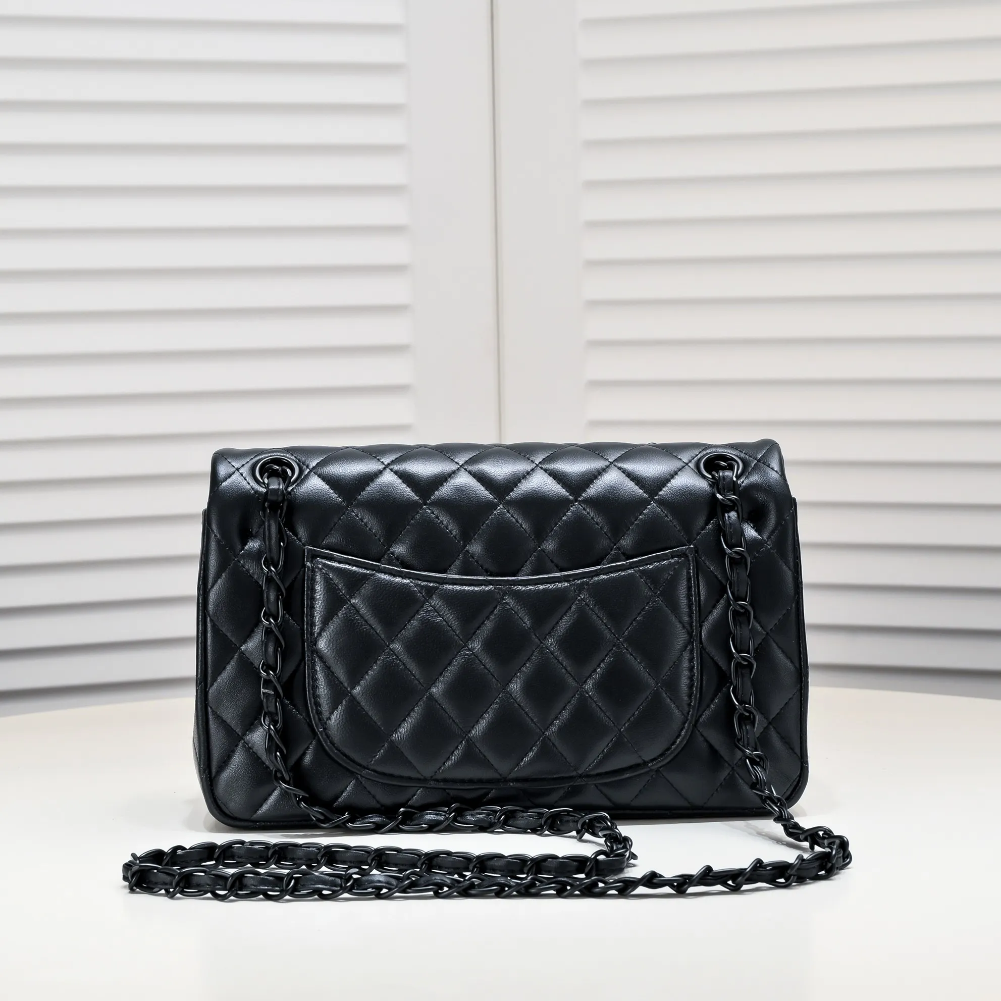 💰400￥Black buckle Chanel🔥Exclusive quality real shot shipment✈️Official website updated simultaneously👑Chanel sheep pattern classic style with original hardware, summer style is coming💋CHANEL ‼ ️Crossbody bag, sheepskin with red lining🌸‼ ️ 🙈Fashion new favorite🙈 Size: 25.5*16*6.5. Style number: 1112 sheepskin