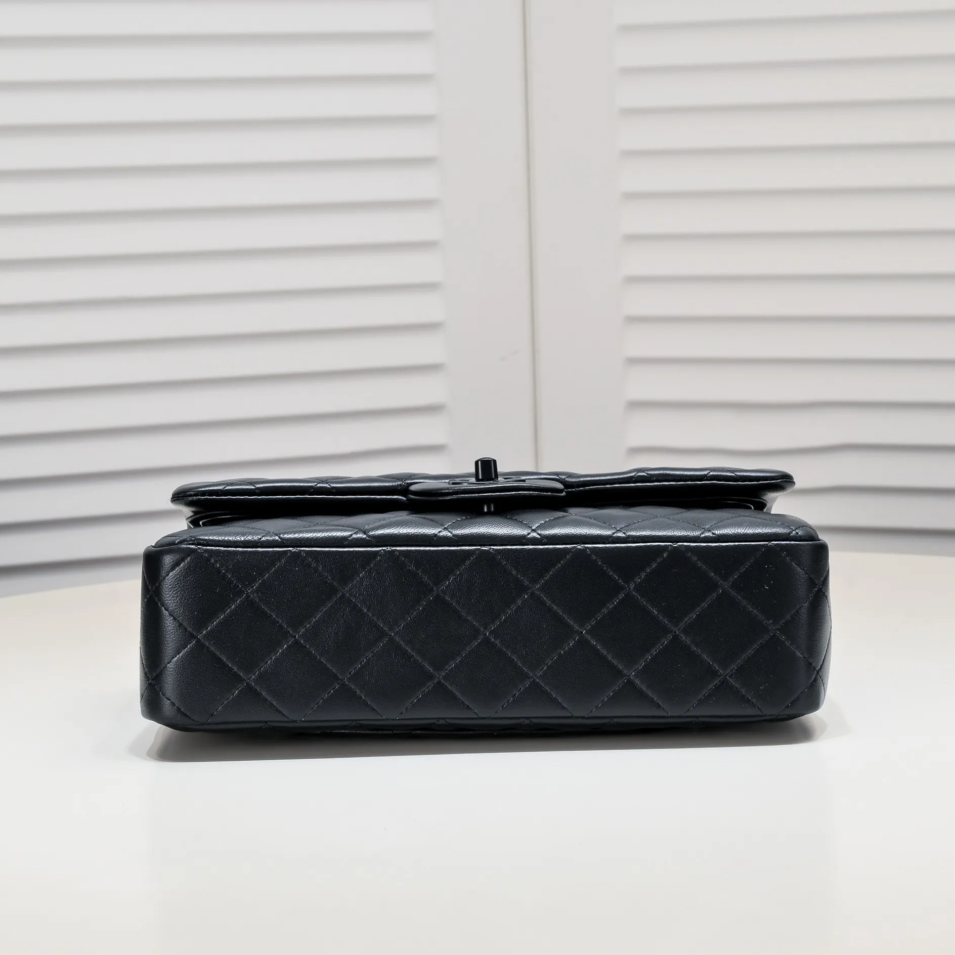💰400￥Black buckle Chanel🔥Exclusive quality real shot shipment✈️Official website updated simultaneously👑Chanel sheep pattern classic style with original hardware, summer style is coming💋CHANEL ‼ ️Crossbody bag, sheepskin with red lining🌸‼ ️ 🙈Fashion new favorite🙈 Size: 25.5*16*6.5. Style number: 1112 sheepskin