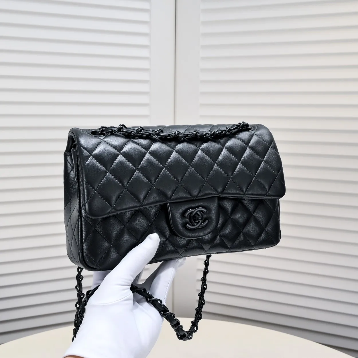 💰400￥Black buckle Chanel🔥Exclusive quality real shot shipment✈️Official website updated simultaneously👑Chanel sheep pattern classic style with original hardware, summer style is coming💋CHANEL ‼ ️Crossbody bag, sheepskin with red lining🌸‼ ️ 🙈Fashion new favorite🙈 Size: 25.5*16*6.5. Style number: 1112 sheepskin