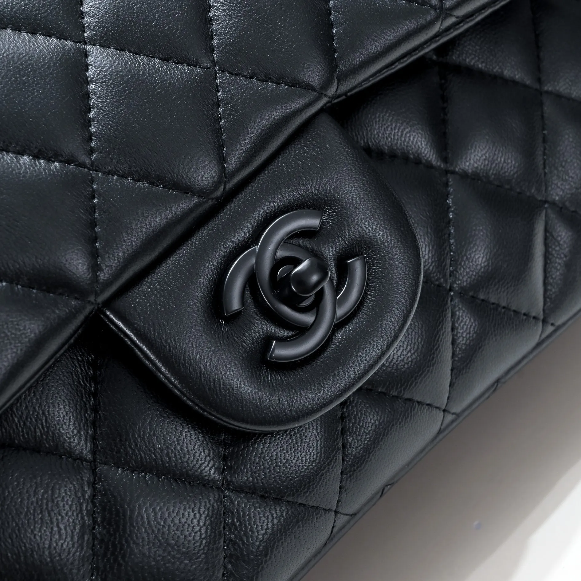 💰400￥Black buckle Chanel🔥Exclusive quality real shot shipment✈️Official website updated simultaneously👑Chanel sheep pattern classic style with original hardware, summer style is coming💋CHANEL ‼ ️Crossbody bag, sheepskin with red lining🌸‼ ️ 🙈Fashion new favorite🙈 Size: 25.5*16*6.5. Style number: 1112 sheepskin