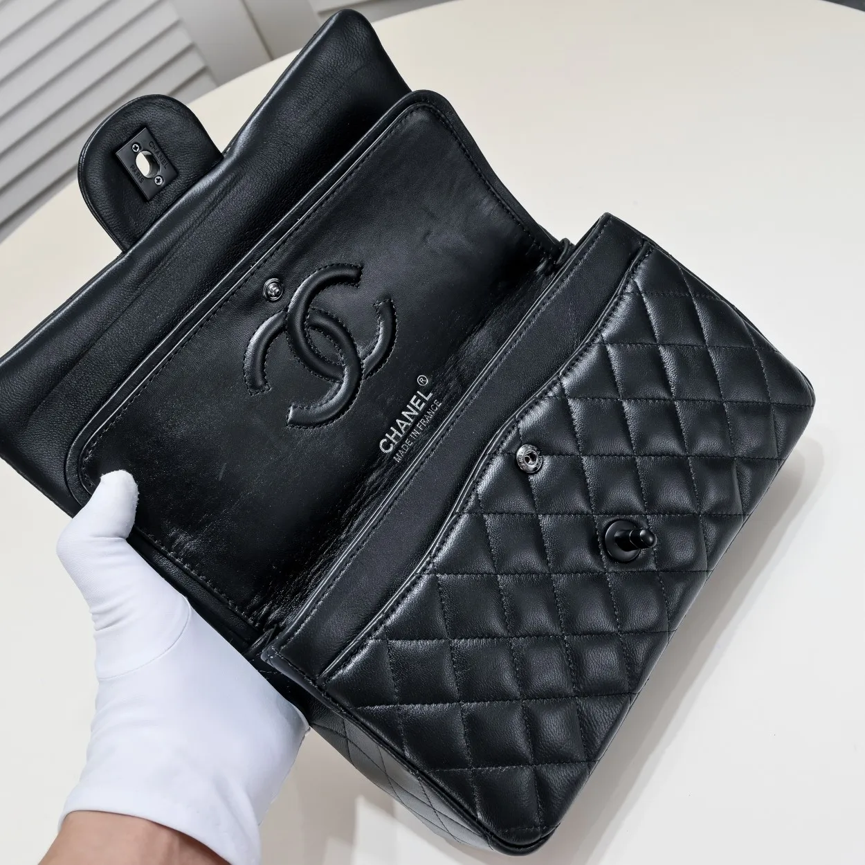 💰400￥Black buckle Chanel🔥Exclusive quality real shot shipment✈️Official website updated simultaneously👑Chanel sheep pattern classic style with original hardware, summer style is coming💋CHANEL ‼ ️Crossbody bag, sheepskin with red lining🌸‼ ️ 🙈Fashion new favorite🙈 Size: 25.5*16*6.5. Style number: 1112 sheepskin