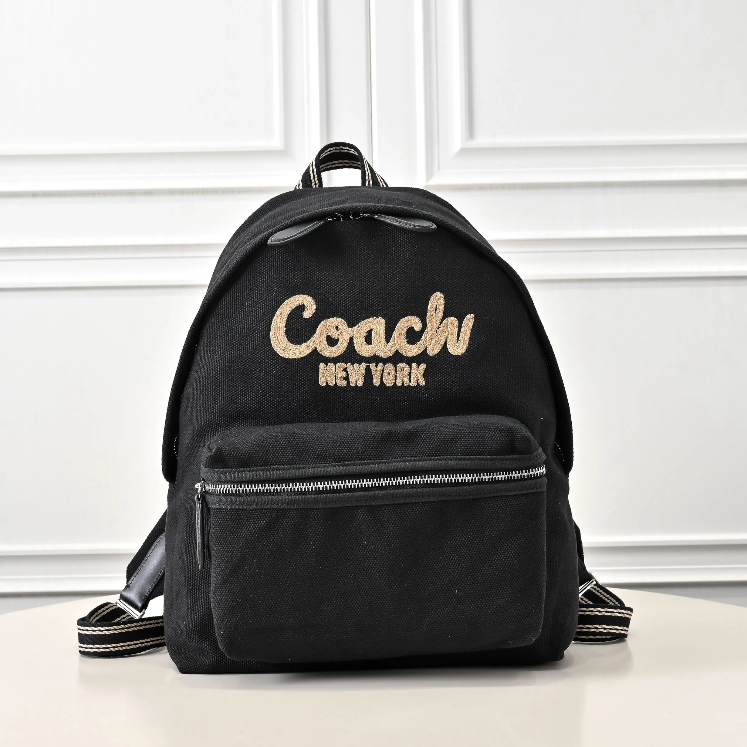 Can be carried by both men and women. Style number: CAM76 Size: 33*38.5*14cm