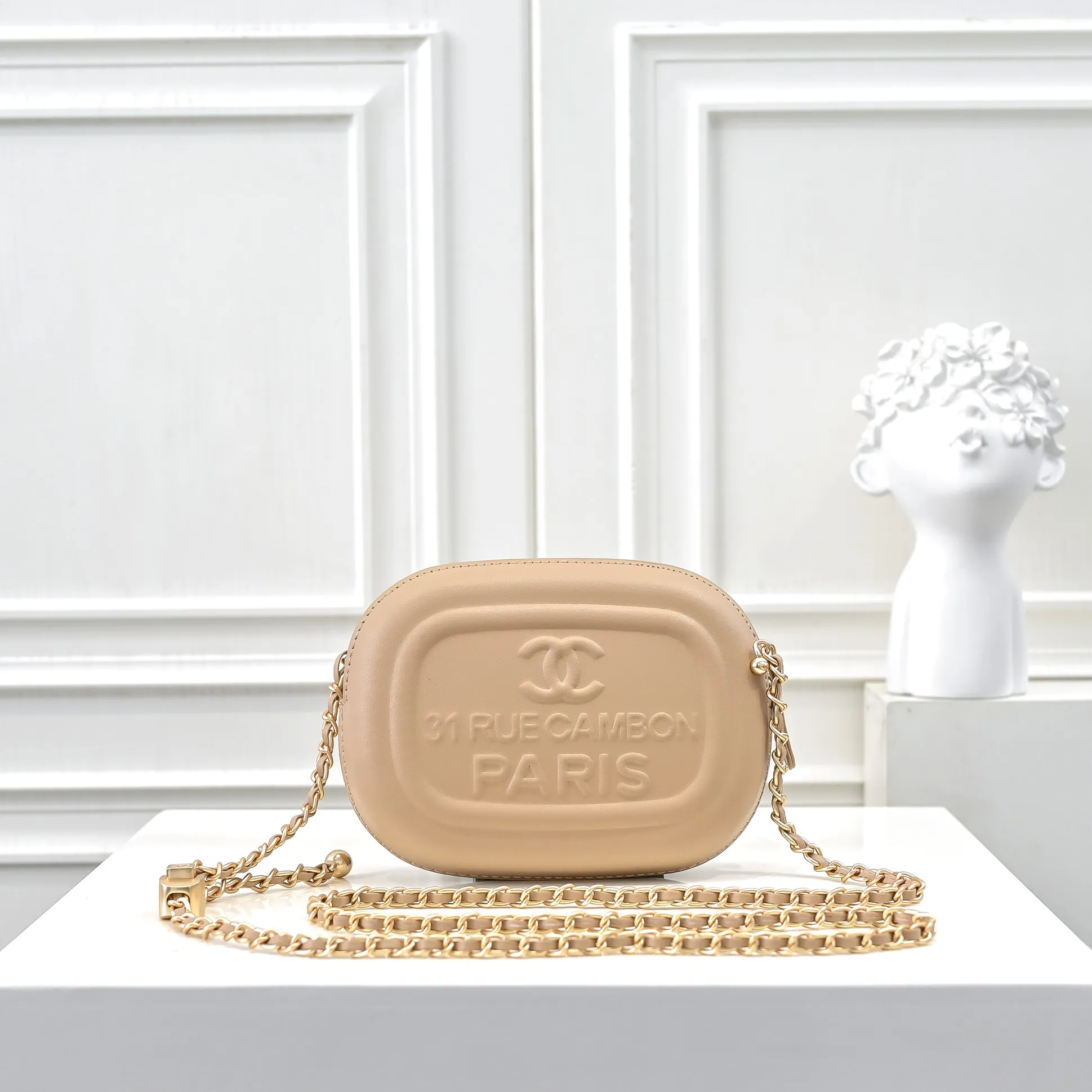 💰380￥CHANEL25C early spring vacation series. Gold fan camera bag. I love this one. The shape is the embossed character design style. I like the versatile object. It is really wow. It is so beautiful. It is a Xiangjia bag that looks small but can hold mobile phone keys, lipstick, powder, card, money, and is just the finishing touch to the whole body look. Size: 18x13cm, style number: 669