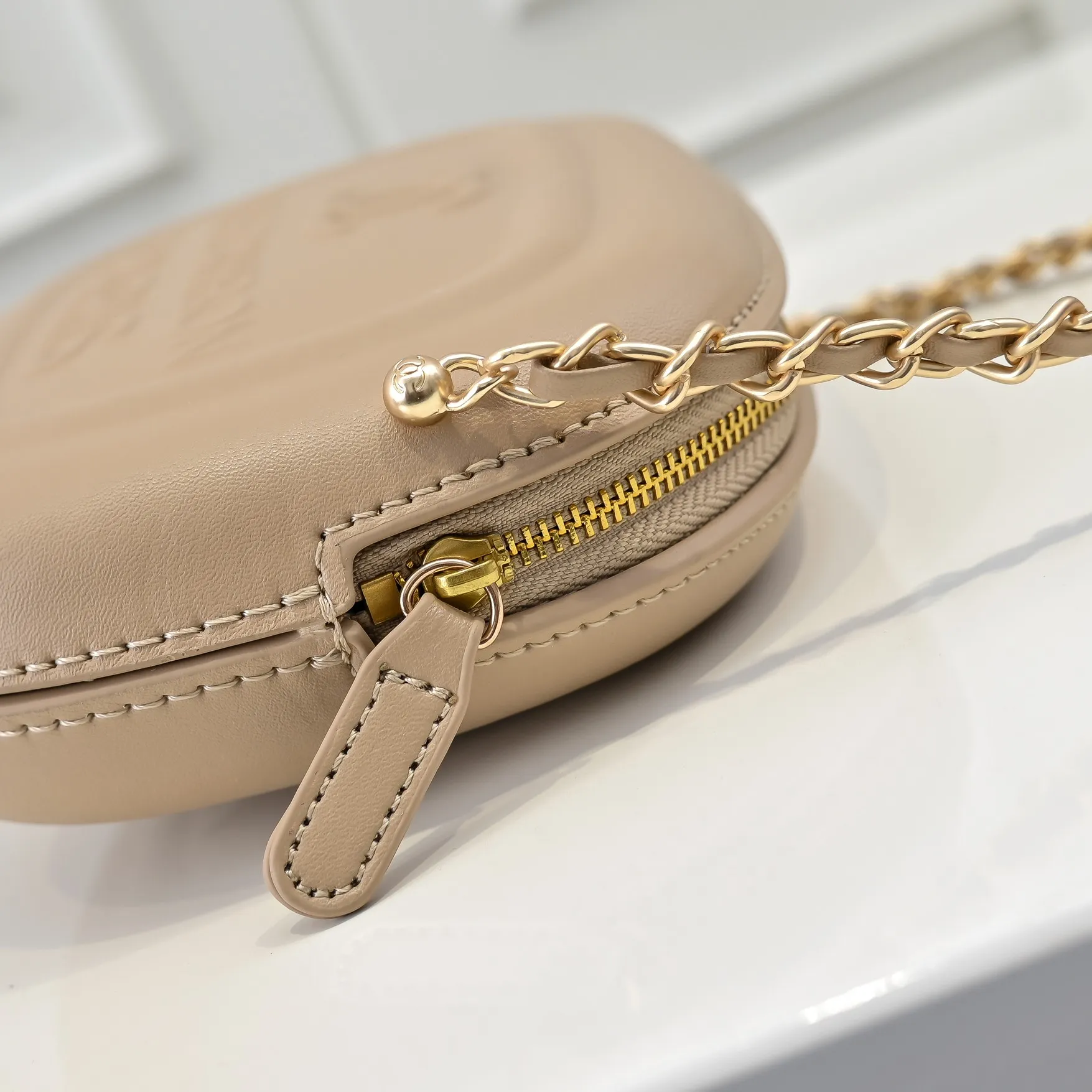 💰380￥CHANEL25C early spring vacation series. Gold fan camera bag. I love this one. The shape is the embossed character design style. I like the versatile object. It is really wow. It is so beautiful. It is a Xiangjia bag that looks small but can hold mobile phone keys, lipstick, powder, card, money, and is just the finishing touch to the whole body look. Size: 18x13cm, style number: 669