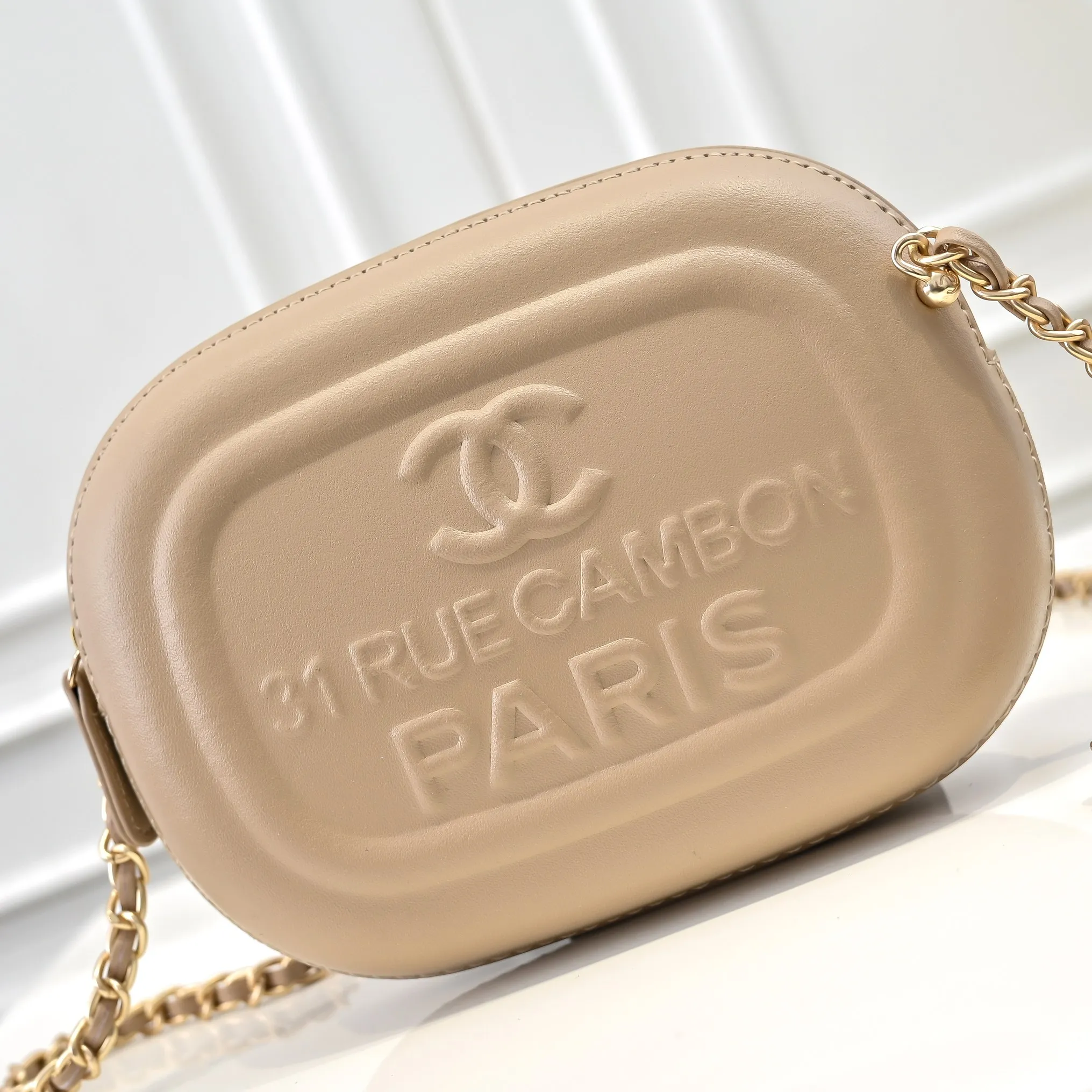💰380￥CHANEL25C early spring vacation series. Gold fan camera bag. I love this one. The shape is the embossed character design style. I like the versatile object. It is really wow. It is so beautiful. It is a Xiangjia bag that looks small but can hold mobile phone keys, lipstick, powder, card, money, and is just the finishing touch to the whole body look. Size: 18x13cm, style number: 669