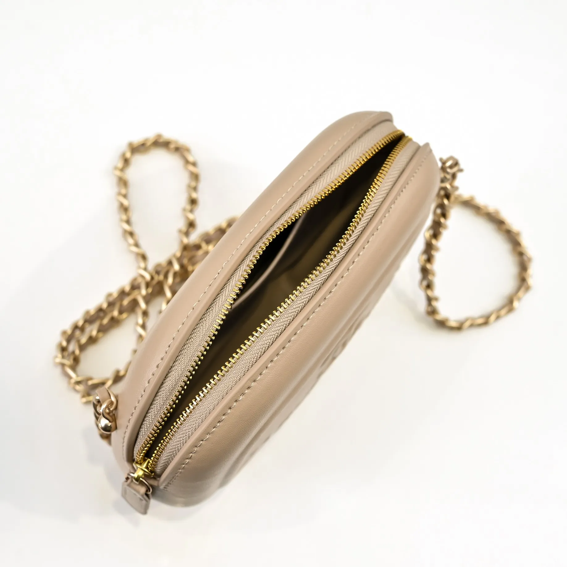 💰380￥CHANEL25C early spring vacation series. Gold fan camera bag. I love this one. The shape is the embossed character design style. I like the versatile object. It is really wow. It is so beautiful. It is a Xiangjia bag that looks small but can hold mobile phone keys, lipstick, powder, card, money, and is just the finishing touch to the whole body look. Size: 18x13cm, style number: 669