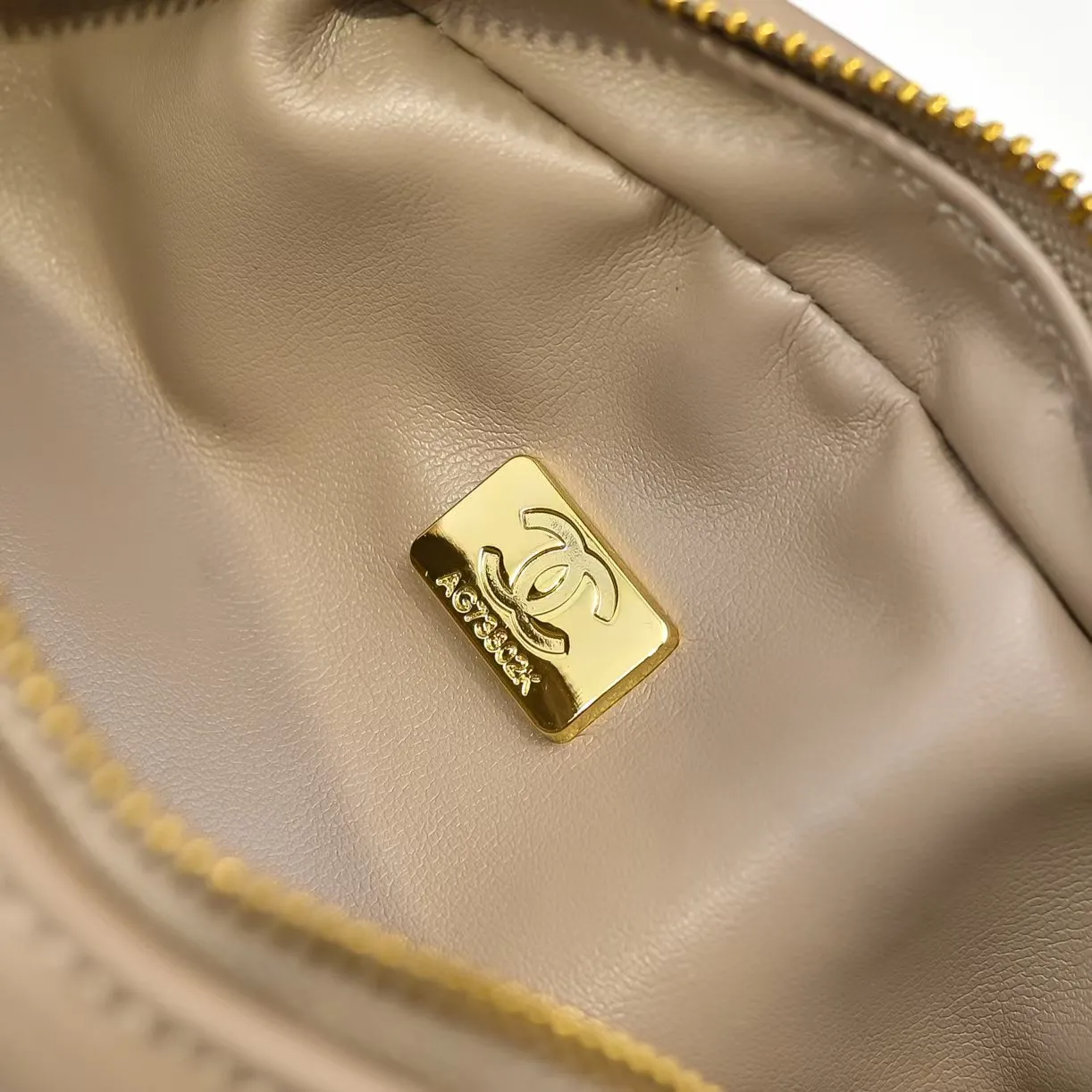💰380￥CHANEL25C early spring vacation series. Gold fan camera bag. I love this one. The shape is the embossed character design style. I like the versatile object. It is really wow. It is so beautiful. It is a Xiangjia bag that looks small but can hold mobile phone keys, lipstick, powder, card, money, and is just the finishing touch to the whole body look. Size: 18x13cm, style number: 669
