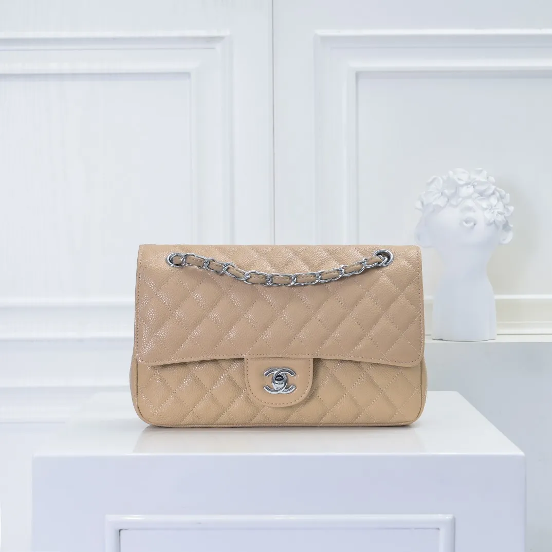 💰420￥Chanel,...Palace-level poison👏...Overseas original factory CF2.55...😱 Absolutely the top-notch caviar ball-grain cowhide you have never seen...✨Real K gold➰Gold buckle✨👑 The line spacing is perfectly consistent. The side of the bag is perfectly streamlined👏..It must have such a texture to be perfect💋 Follow the 9-pin diamond pattern. The flip cover is smooth and seamless ☑️ Strong visual three-dimensional effect 🔱 The diamond pattern is full and delicate 💑 It is super smooth, soft and comfortable to use 👒 CF is a must-have for girls. Size: 25.5*16*6.5cm. Style number: 1112 ball pattern