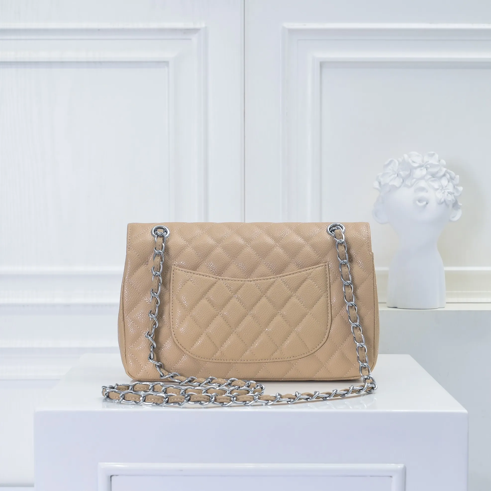 💰420￥Chanel,...Palace-level poison👏...Overseas original factory CF2.55...😱 Absolutely the top-notch caviar ball-grain cowhide you have never seen...✨Real K gold➰Gold buckle✨👑 The line spacing is perfectly consistent. The side of the bag is perfectly streamlined👏..It must have such a texture to be perfect💋 Follow the 9-pin diamond pattern. The flip cover is smooth and seamless ☑️ Strong visual three-dimensional effect 🔱 The diamond pattern is full and delicate 💑 It is super smooth, soft and comfortable to use 👒 CF is a must-have for girls. Size: 25.5*16*6.5cm. Style number: 1112 ball pattern