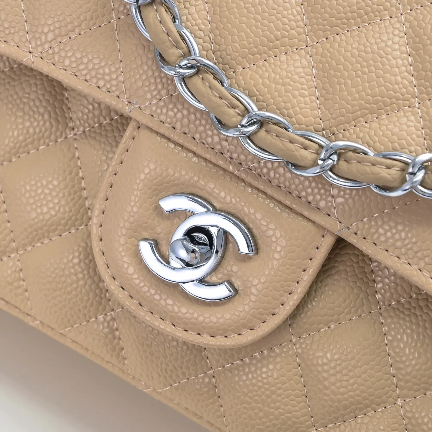 💰420￥Chanel,...Palace-level poison👏...Overseas original factory CF2.55...😱 Absolutely the top-notch caviar ball-grain cowhide you have never seen...✨Real K gold➰Gold buckle✨👑 The line spacing is perfectly consistent. The side of the bag is perfectly streamlined👏..It must have such a texture to be perfect💋 Follow the 9-pin diamond pattern. The flip cover is smooth and seamless ☑️ Strong visual three-dimensional effect 🔱 The diamond pattern is full and delicate 💑 It is super smooth, soft and comfortable to use 👒 CF is a must-have for girls. Size: 25.5*16*6.5cm. Style number: 1112 ball pattern