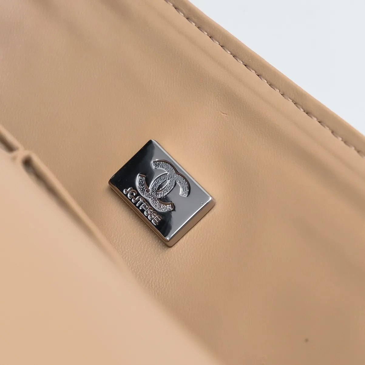 💰420￥Chanel,...Palace-level poison👏...Overseas original factory CF2.55...😱 Absolutely the top-notch caviar ball-grain cowhide you have never seen...✨Real K gold➰Gold buckle✨👑 The line spacing is perfectly consistent. The side of the bag is perfectly streamlined👏..It must have such a texture to be perfect💋 Follow the 9-pin diamond pattern. The flip cover is smooth and seamless ☑️ Strong visual three-dimensional effect 🔱 The diamond pattern is full and delicate 💑 It is super smooth, soft and comfortable to use 👒 CF is a must-have for girls. Size: 25.5*16*6.5cm. Style number: 1112 ball pattern