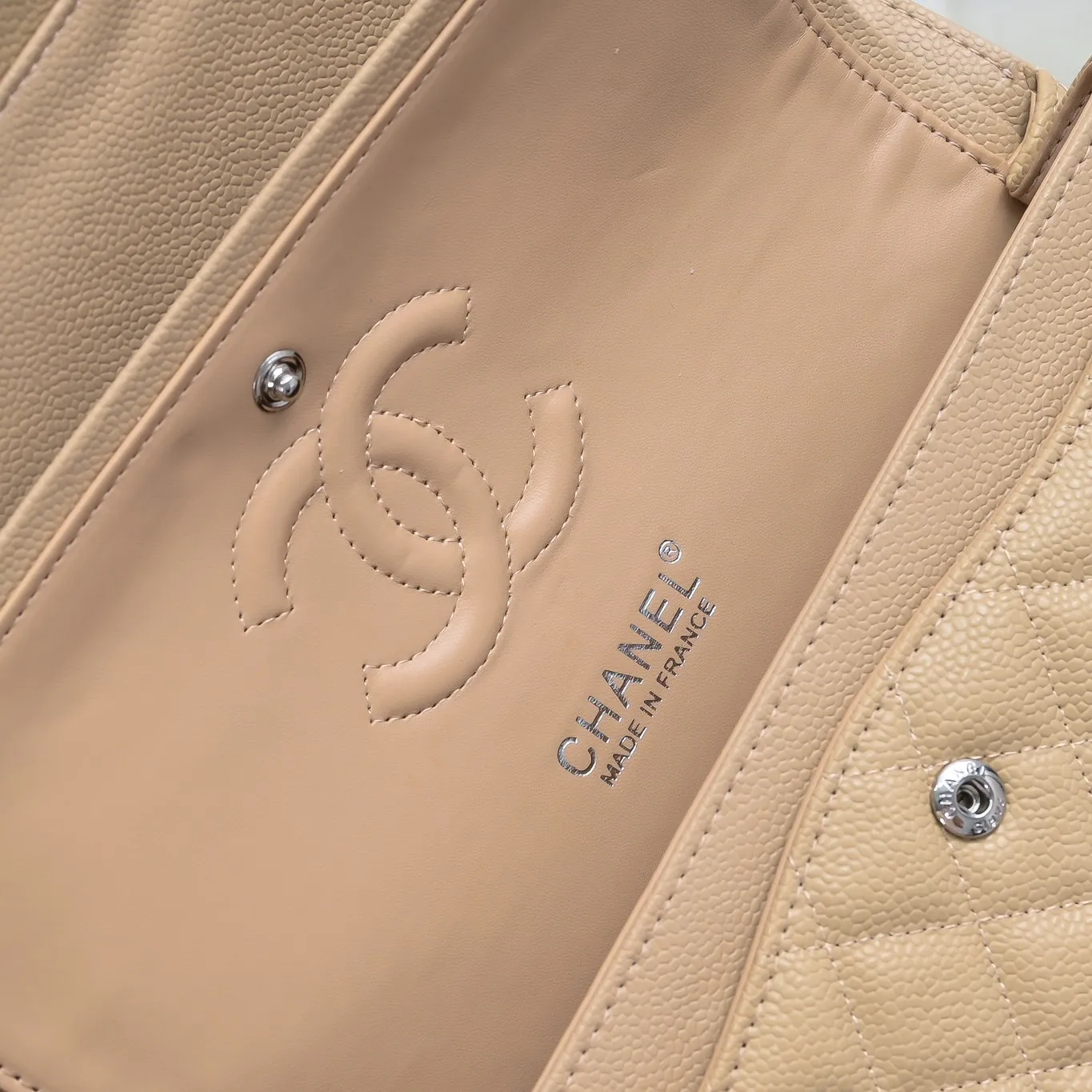 💰420￥Chanel,...Palace-level poison👏...Overseas original factory CF2.55...😱 Absolutely the top-notch caviar ball-grain cowhide you have never seen...✨Real K gold➰Gold buckle✨👑 The line spacing is perfectly consistent. The side of the bag is perfectly streamlined👏..It must have such a texture to be perfect💋 Follow the 9-pin diamond pattern. The flip cover is smooth and seamless ☑️ Strong visual three-dimensional effect 🔱 The diamond pattern is full and delicate 💑 It is super smooth, soft and comfortable to use 👒 CF is a must-have for girls. Size: 25.5*16*6.5cm. Style number: 1112 ball pattern