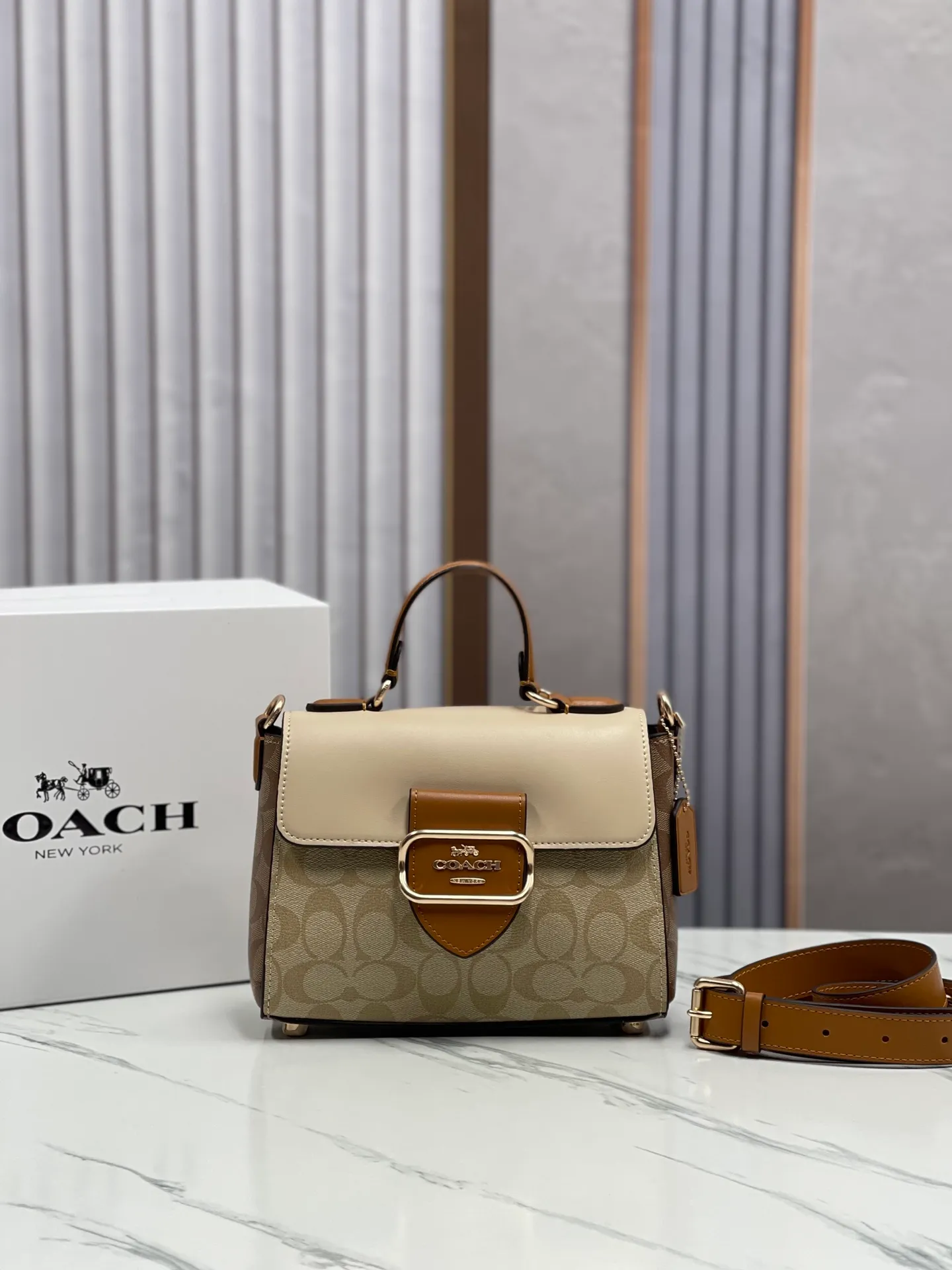 Top original order p480💰COACH new March new product morgan. CR327 cream white is super soft and a must-have for trendy fashionistas. The cream white bag is so easy to match and it is so soft. It can be matched casually to create a whole atmosphere. The capacity is also very large. It is completely ok to carry mobile phones and electronic treasures. Folding umbrellas are enough for daily commuting to work! Size 21/16/11.