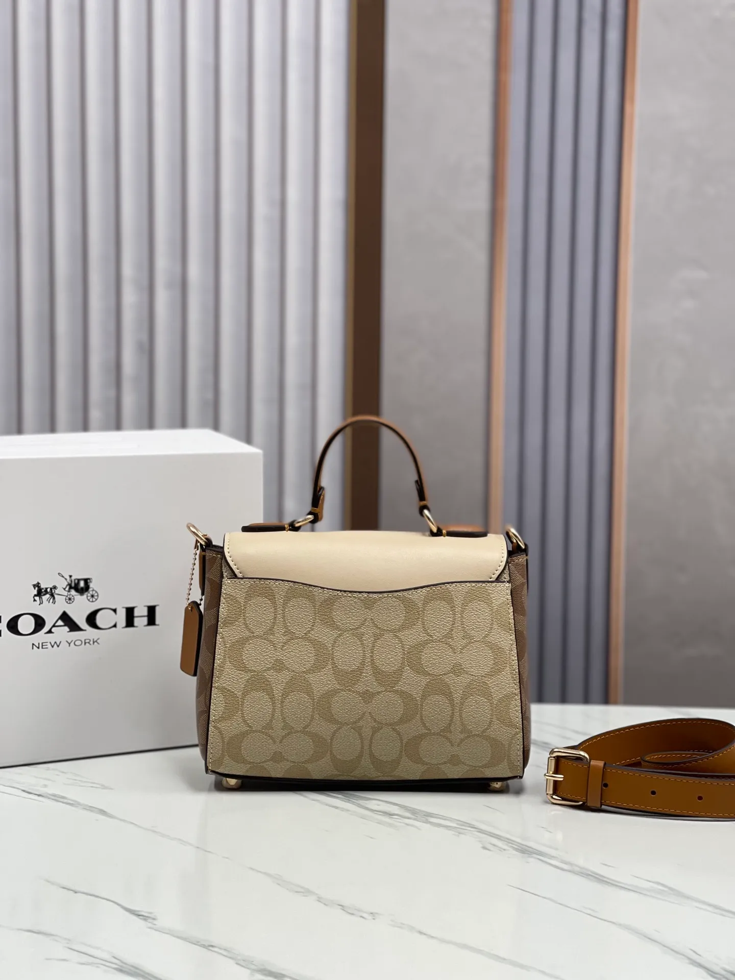 Top original order p480💰COACH new March new product morgan. CR327 cream white is super soft and a must-have for trendy fashionistas. The cream white bag is so easy to match and it is so soft. It can be matched casually to create a whole atmosphere. The capacity is also very large. It is completely ok to carry mobile phones and electronic treasures. Folding umbrellas are enough for daily commuting to work! Size 21/16/11.