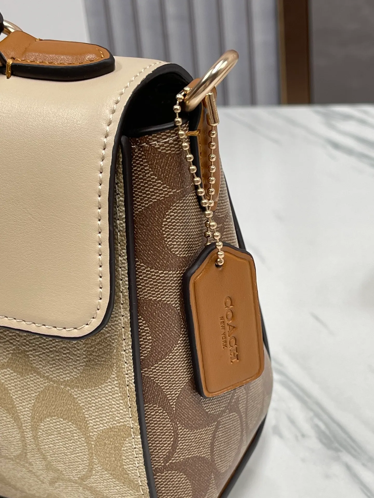 Top original order p480💰COACH new March new product morgan. CR327 cream white is super soft and a must-have for trendy fashionistas. The cream white bag is so easy to match and it is so soft. It can be matched casually to create a whole atmosphere. The capacity is also very large. It is completely ok to carry mobile phones and electronic treasures. Folding umbrellas are enough for daily commuting to work! Size 21/16/11.