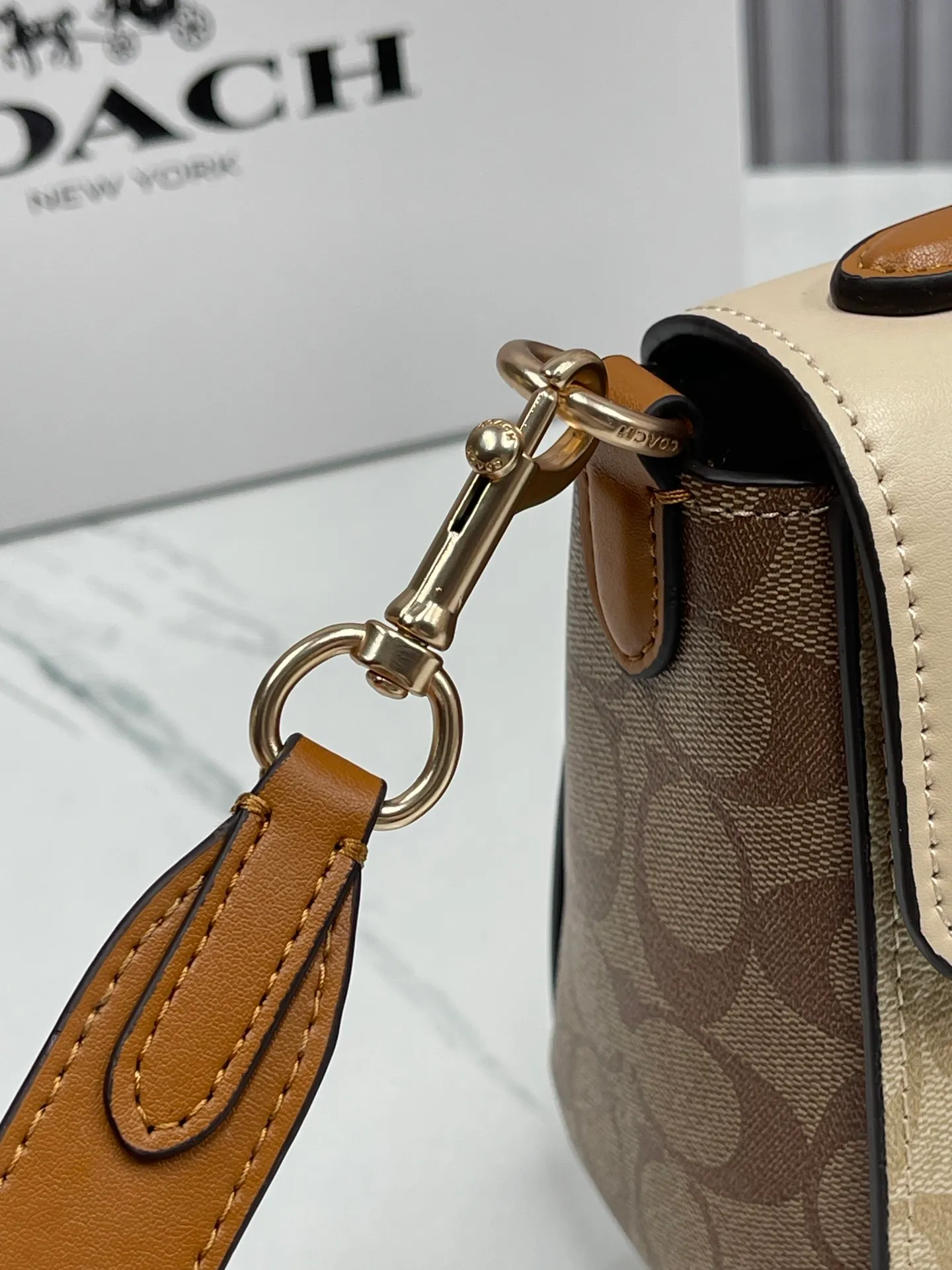 Top original order p480💰COACH new March new product morgan. CR327 cream white is super soft and a must-have for trendy fashionistas. The cream white bag is so easy to match and it is so soft. It can be matched casually to create a whole atmosphere. The capacity is also very large. It is completely ok to carry mobile phones and electronic treasures. Folding umbrellas are enough for daily commuting to work! Size 21/16/11.
