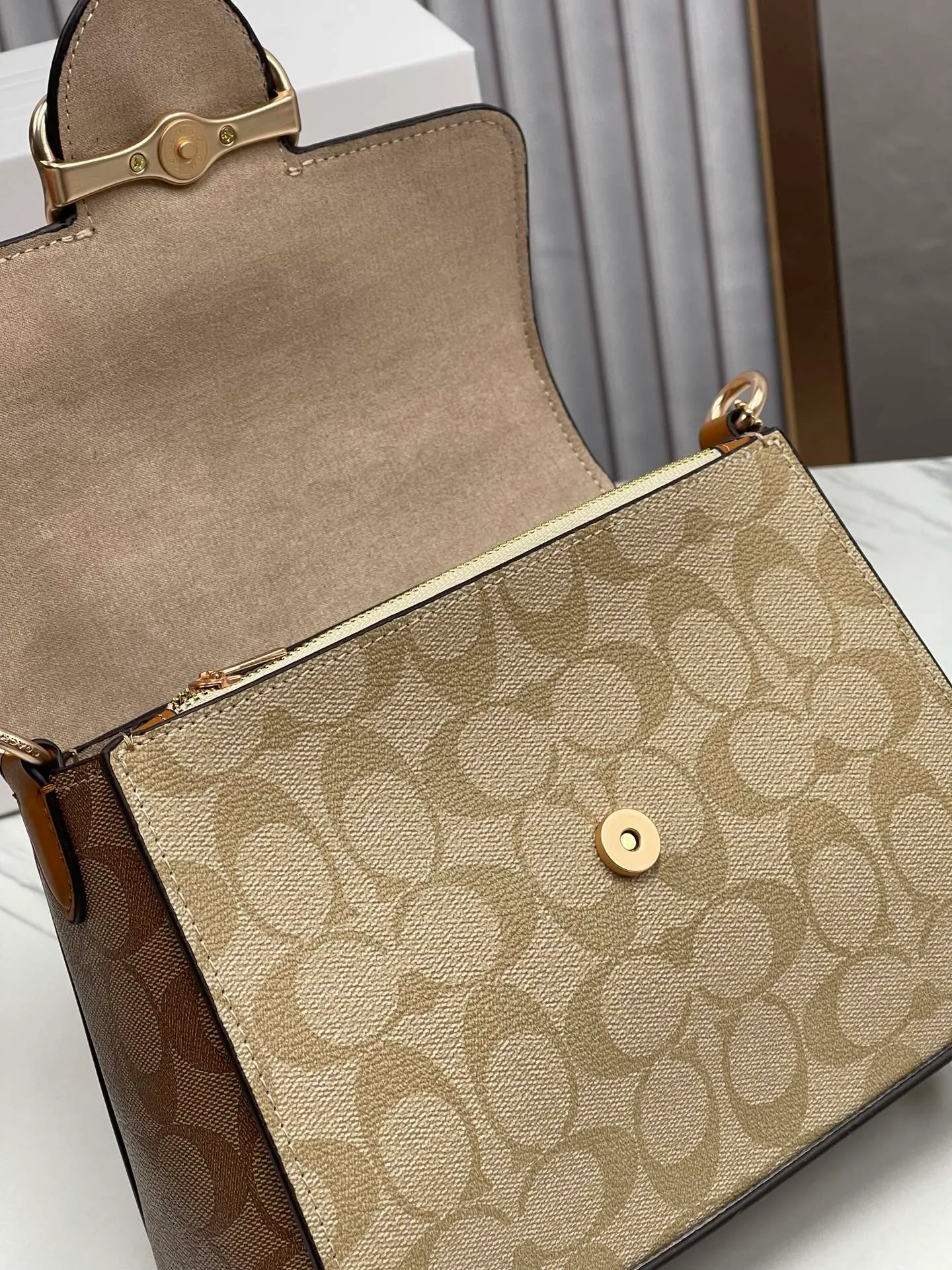 Top original order p480💰COACH new March new product morgan. CR327 cream white is super soft and a must-have for trendy fashionistas. The cream white bag is so easy to match and it is so soft. It can be matched casually to create a whole atmosphere. The capacity is also very large. It is completely ok to carry mobile phones and electronic treasures. Folding umbrellas are enough for daily commuting to work! Size 21/16/11.