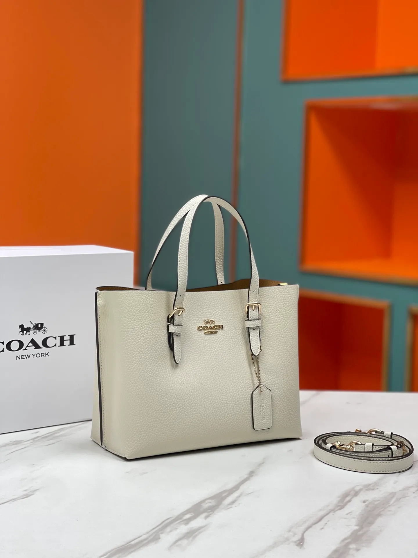 Top original order batch 400💰coach/Coach new model number: C4084 new [Mollie Tote 25] small size tote. But there is no shortage of compartments. The material is classic and durable. There are many ways to match it. It can be carried by hand, on the shoulder, or cross-body. Another popular style. Little sisters, get it now! New colors are being unlocked ~ Size: 25*19*11,
