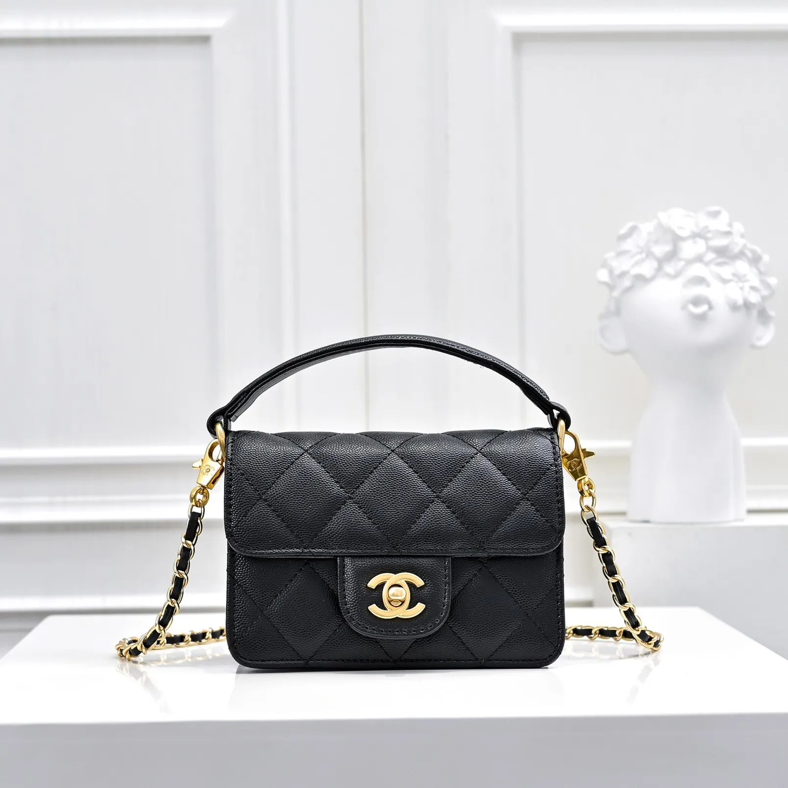 💰410￥Small size👑CHANEL24k new autumn and winter large, medium and small, unique texture of caviar cowhide. It can be carried by hand or cross-body. The shoulder strap is detachable. It can perfectly match every look of yours, whether it is for daily outings or important occasions. Its classicness and elegance make you stand out from the crowd. Small size: 16x11cm, style number: 1212