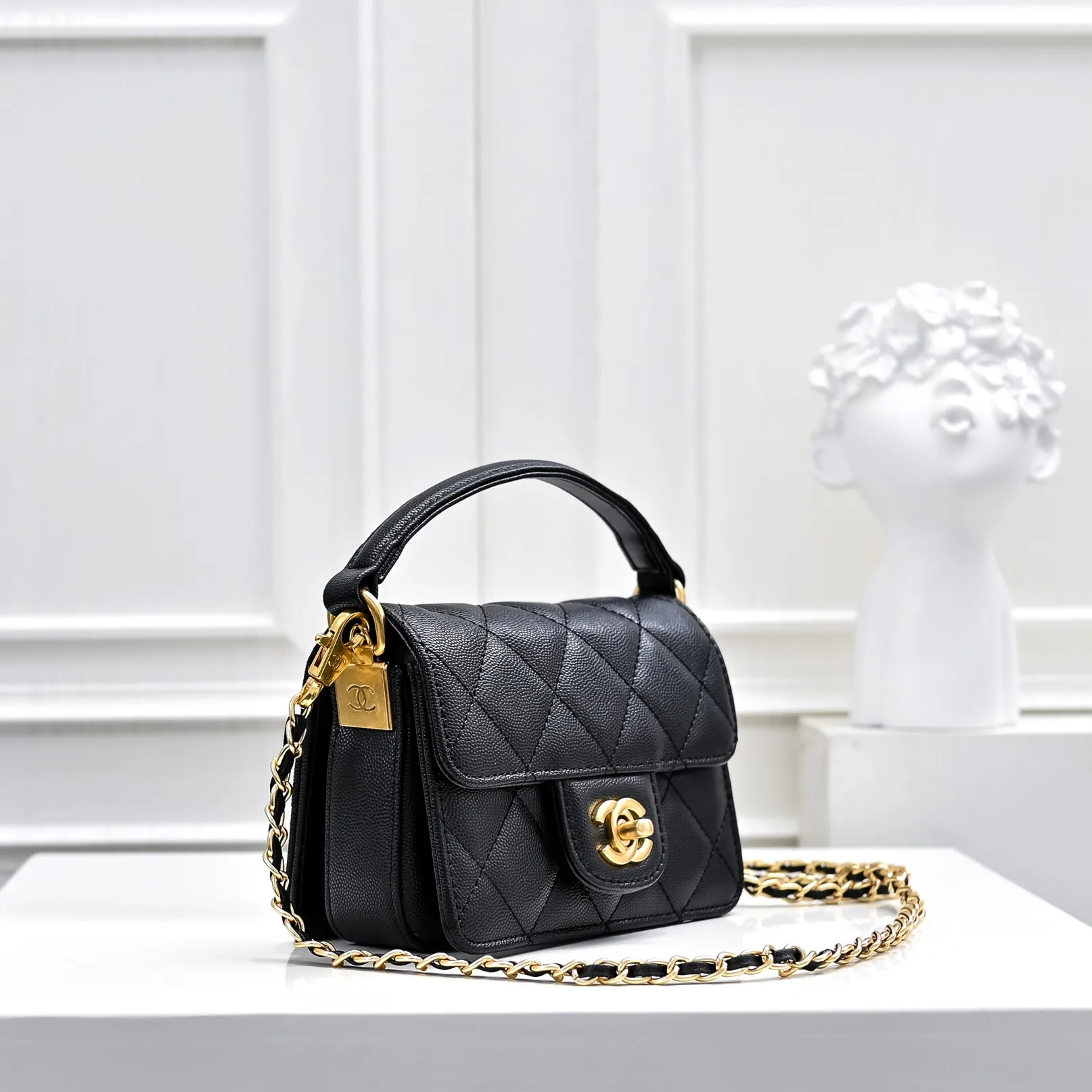 💰410￥Small size👑CHANEL24k new autumn and winter large, medium and small, unique texture of caviar cowhide. It can be carried by hand or cross-body. The shoulder strap is detachable. It can perfectly match every look of yours, whether it is for daily outings or important occasions. Its classicness and elegance make you stand out from the crowd. Small size: 16x11cm, style number: 1212