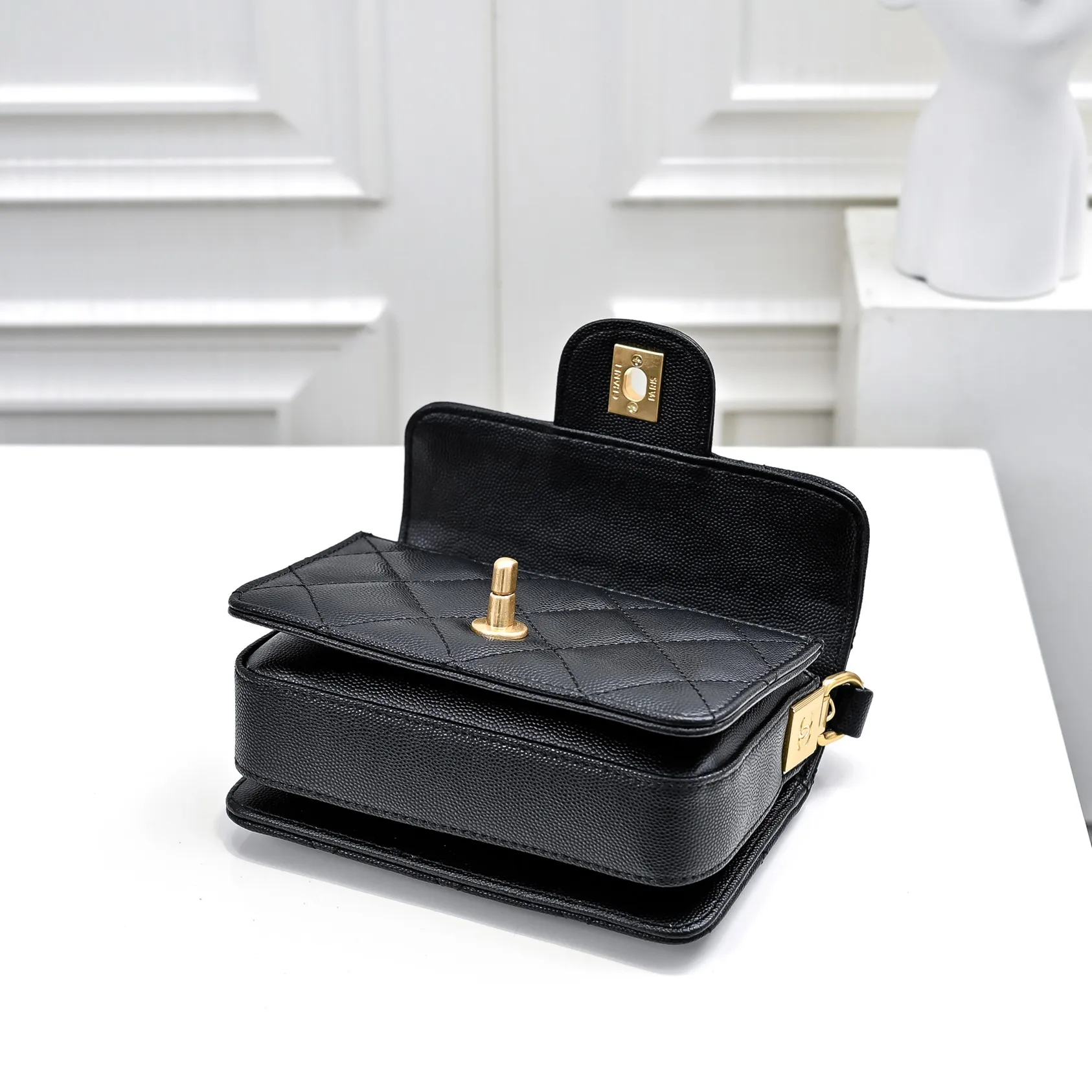 💰410￥Small size👑CHANEL24k new autumn and winter large, medium and small, unique texture of caviar cowhide. It can be carried by hand or cross-body. The shoulder strap is detachable. It can perfectly match every look of yours, whether it is for daily outings or important occasions. Its classicness and elegance make you stand out from the crowd. Small size: 16x11cm, style number: 1212