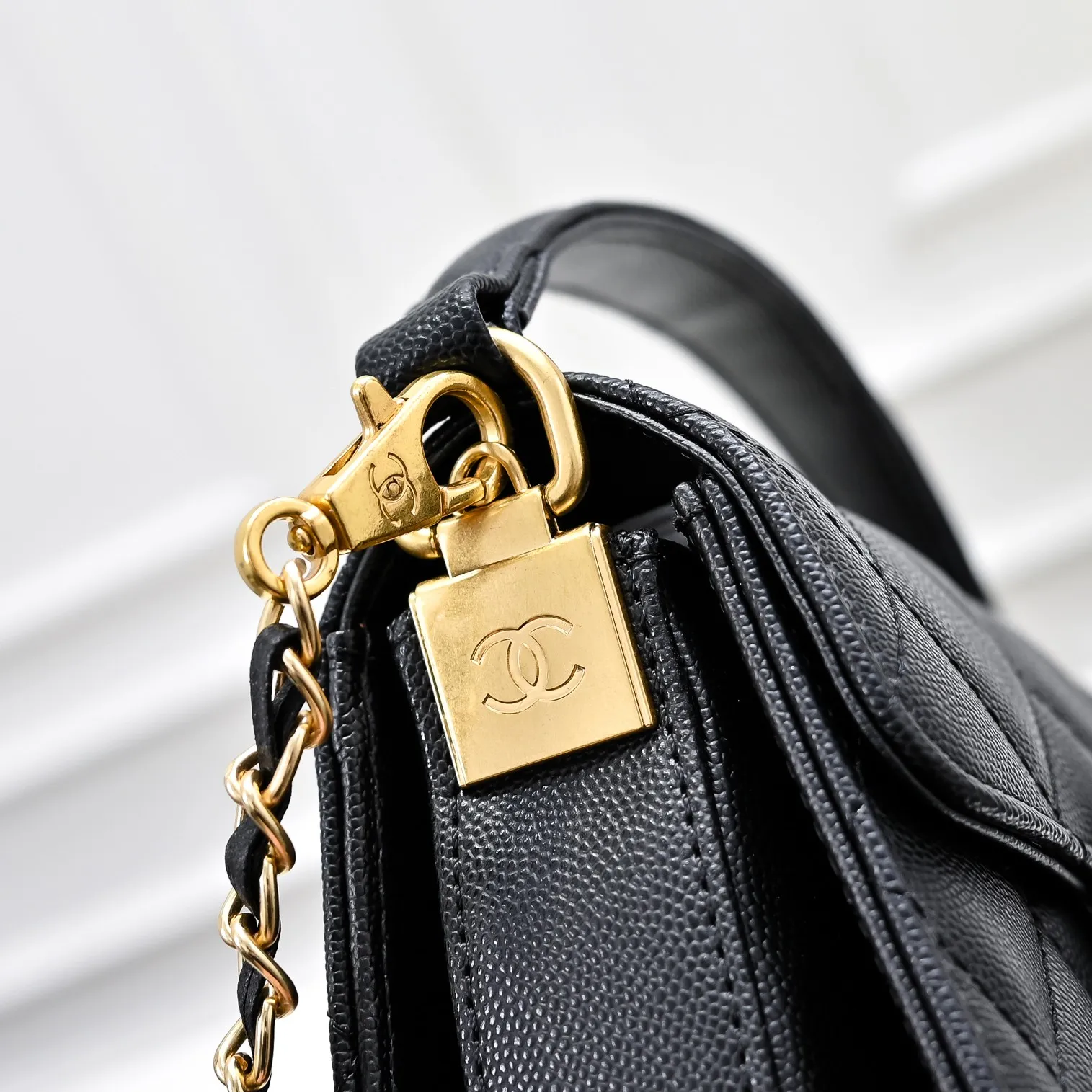 💰410￥Small size👑CHANEL24k new autumn and winter large, medium and small, unique texture of caviar cowhide. It can be carried by hand or cross-body. The shoulder strap is detachable. It can perfectly match every look of yours, whether it is for daily outings or important occasions. Its classicness and elegance make you stand out from the crowd. Small size: 16x11cm, style number: 1212