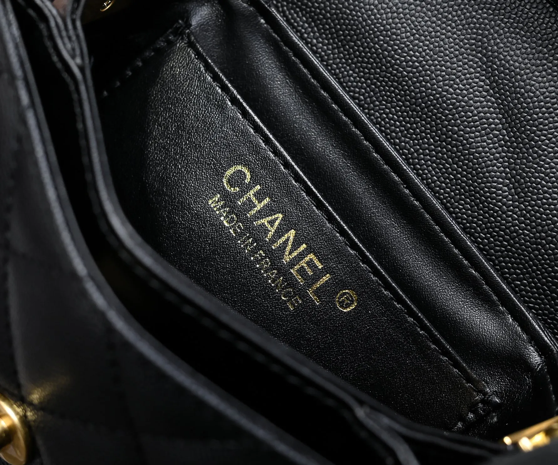 💰410￥Small size👑CHANEL24k new autumn and winter large, medium and small, unique texture of caviar cowhide. It can be carried by hand or cross-body. The shoulder strap is detachable. It can perfectly match every look of yours, whether it is for daily outings or important occasions. Its classicness and elegance make you stand out from the crowd. Small size: 16x11cm, style number: 1212