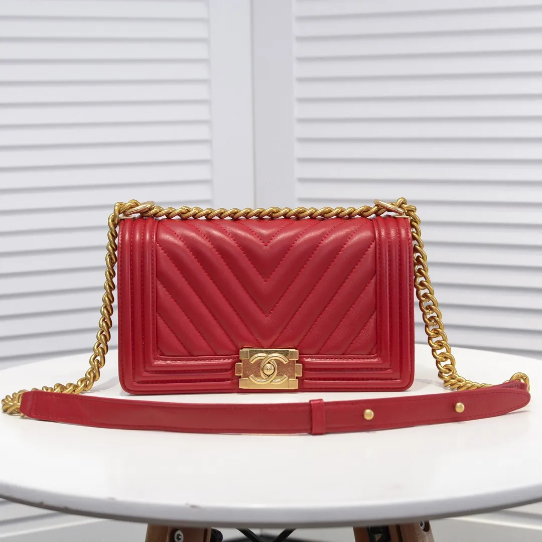 💰420￥ (Full sheepskin with original hardware) [Smile] Chanel Chanel 👑 Lambskin [Lightning] Thickened electroplated hardware accessories 🌈 Workmanship is comparable to the original order 💪 The bottom can be pinched Marks rebound, absolutely spot-on, real-life photos, fashionable and durable💪💪High-end quality, no pressure in and out of the drill cabinet💏, size 25*15*8cm, model number: 67086 gold V grid