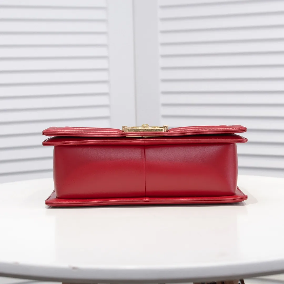 💰420￥ (Full sheepskin with original hardware) [Smile] Chanel Chanel 👑 Lambskin [Lightning] Thickened electroplated hardware accessories 🌈 Workmanship is comparable to the original order 💪 The bottom can be pinched Marks rebound, absolutely spot-on, real-life photos, fashionable and durable💪💪High-end quality, no pressure in and out of the drill cabinet💏, size 25*15*8cm, model number: 67086 gold V grid