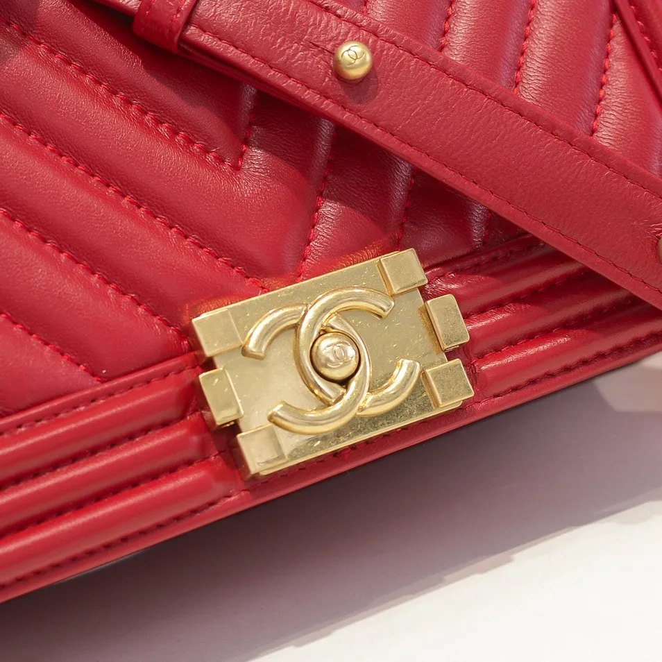 💰420￥ (Full sheepskin with original hardware) [Smile] Chanel Chanel 👑 Lambskin [Lightning] Thickened electroplated hardware accessories 🌈 Workmanship is comparable to the original order 💪 The bottom can be pinched Marks rebound, absolutely spot-on, real-life photos, fashionable and durable💪💪High-end quality, no pressure in and out of the drill cabinet💏, size 25*15*8cm, model number: 67086 gold V grid