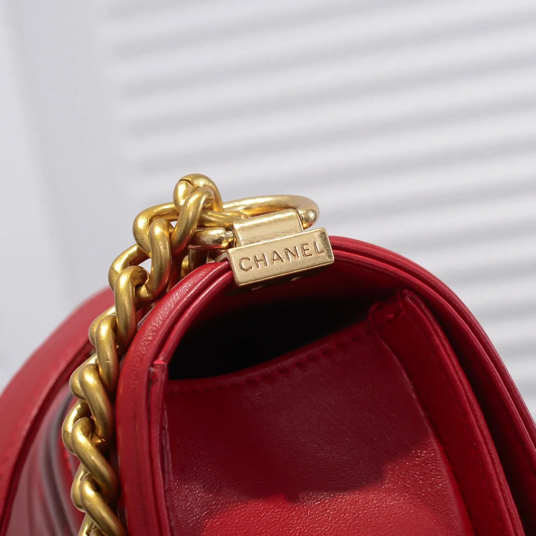 💰420￥ (Full sheepskin with original hardware) [Smile] Chanel Chanel 👑 Lambskin [Lightning] Thickened electroplated hardware accessories 🌈 Workmanship is comparable to the original order 💪 The bottom can be pinched Marks rebound, absolutely spot-on, real-life photos, fashionable and durable💪💪High-end quality, no pressure in and out of the drill cabinet💏, size 25*15*8cm, model number: 67086 gold V grid