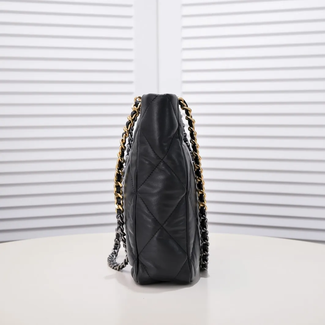 💰460￥Small size𝗖𝗛𝗔𝗡𝗘𝗟 𝟮𝟮𝗕 19𝑩𝑨𝑮 𝑻𝒐𝒕𝒆black gold Italian 🇮🇹 first-class [GR] lambskin 🐑, with a delicate and soft feel, classic diamond pattern design and leather-clad metal chain, gold comes with a sense of luxury, this season's most classic black gold design, gathering all the elements of 19, super exquisite, soft and glutinous. A large bag of fried chicken is practical, deconstructing the classic bag shape, reshaping the trend and fashion, making people shine at a glance, a ten thousand year model. Style number: 9090 Size: 28*27*8cm