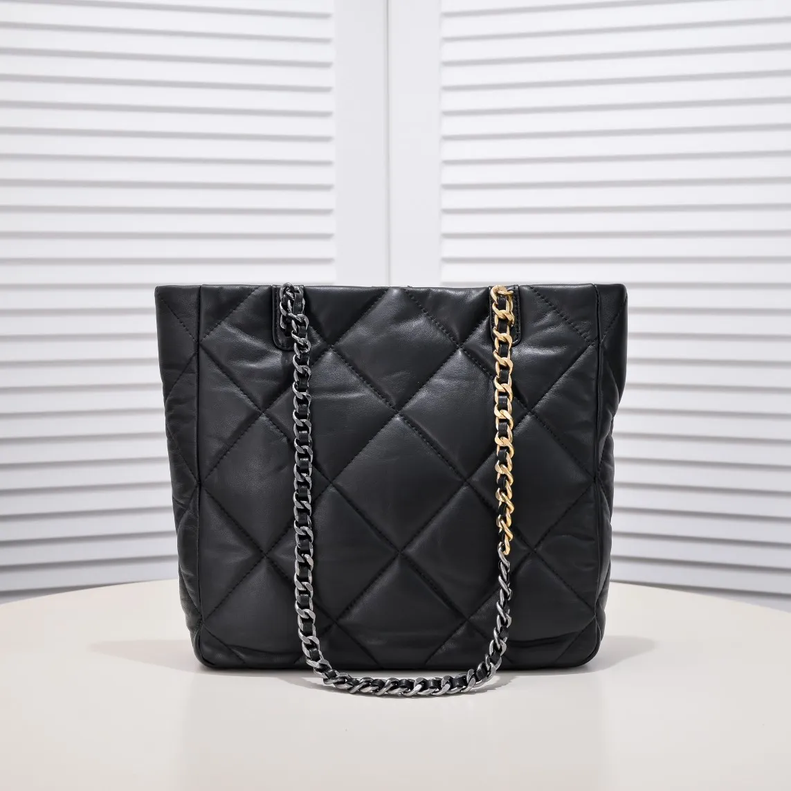 💰460￥Small size𝗖𝗛𝗔𝗡𝗘𝗟 𝟮𝟮𝗕 19𝑩𝑨𝑮 𝑻𝒐𝒕𝒆black gold Italian 🇮🇹 first-class [GR] lambskin 🐑, with a delicate and soft feel, classic diamond pattern design and leather-clad metal chain, gold comes with a sense of luxury, this season's most classic black gold design, gathering all the elements of 19, super exquisite, soft and glutinous. A large bag of fried chicken is practical, deconstructing the classic bag shape, reshaping the trend and fashion, making people shine at a glance, a ten thousand year model. Style number: 9090 Size: 28*27*8cm