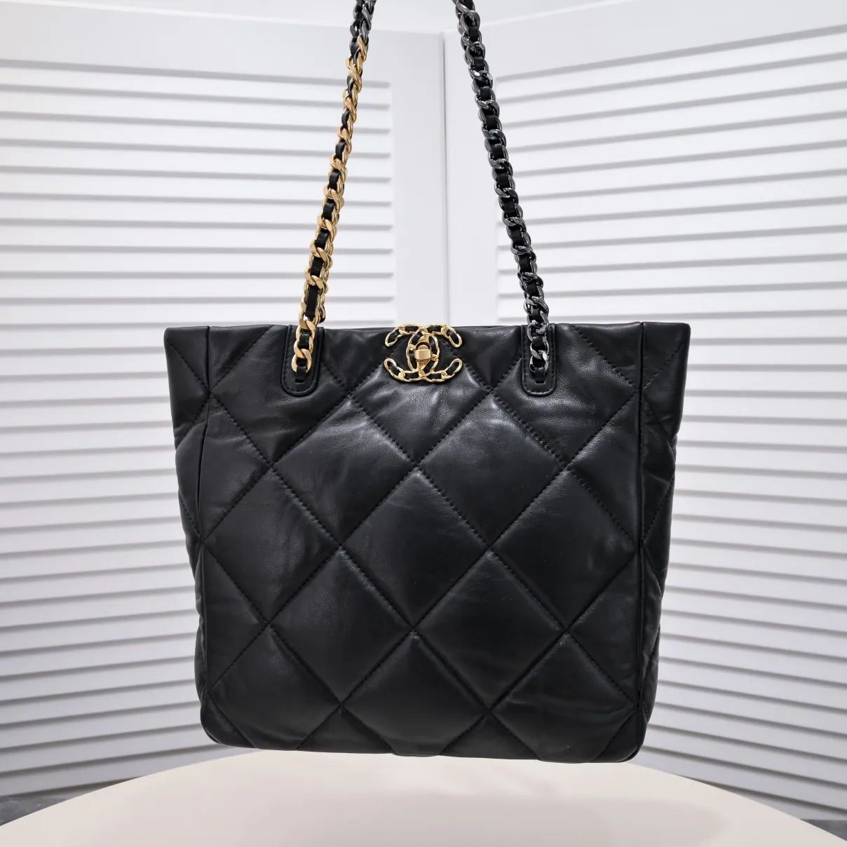 💰460￥Small size𝗖𝗛𝗔𝗡𝗘𝗟 𝟮𝟮𝗕 19𝑩𝑨𝑮 𝑻𝒐𝒕𝒆black gold Italian 🇮🇹 first-class [GR] lambskin 🐑, with a delicate and soft feel, classic diamond pattern design and leather-clad metal chain, gold comes with a sense of luxury, this season's most classic black gold design, gathering all the elements of 19, super exquisite, soft and glutinous. A large bag of fried chicken is practical, deconstructing the classic bag shape, reshaping the trend and fashion, making people shine at a glance, a ten thousand year model. Style number: 9090 Size: 28*27*8cm