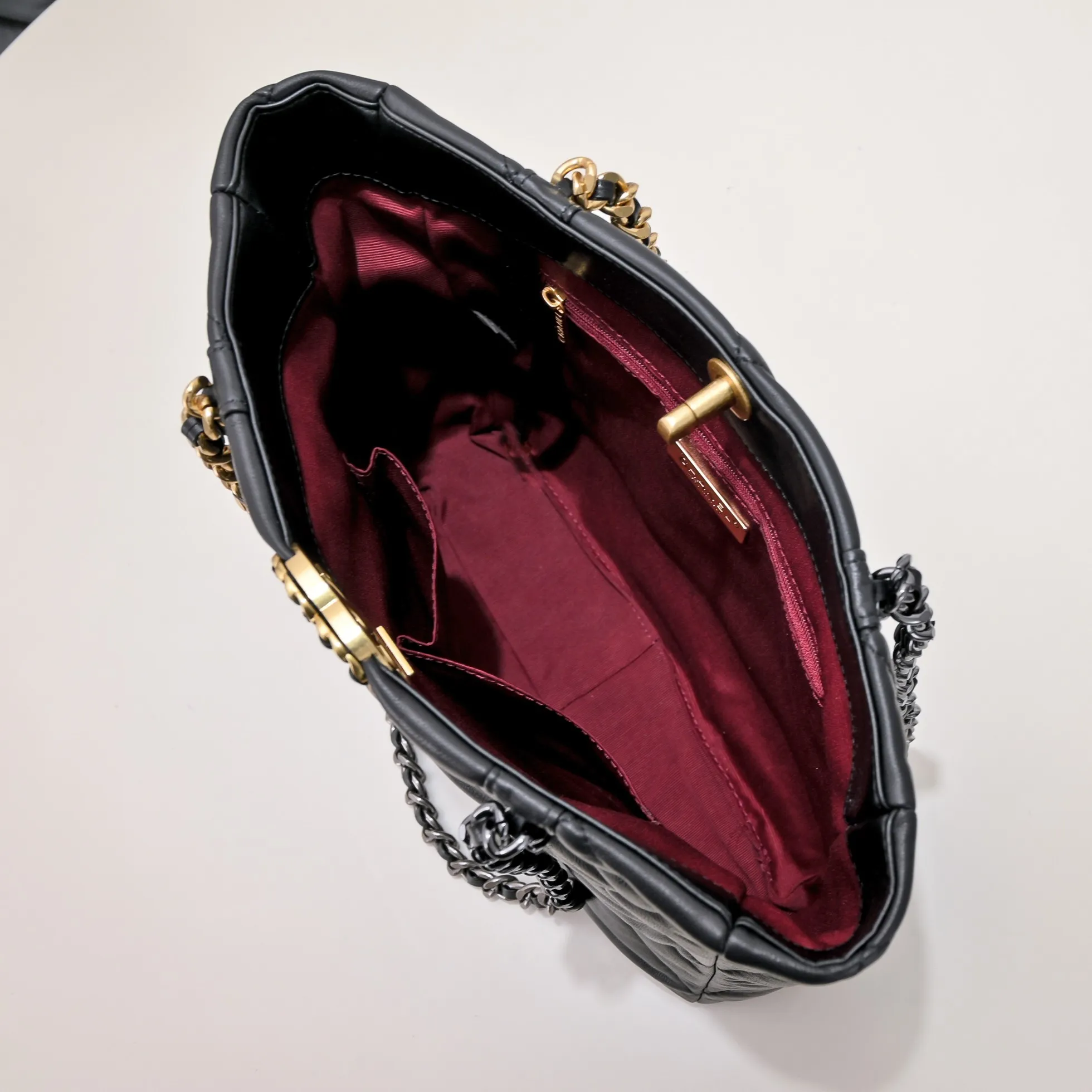 💰460￥Small size𝗖𝗛𝗔𝗡𝗘𝗟 𝟮𝟮𝗕 19𝑩𝑨𝑮 𝑻𝒐𝒕𝒆black gold Italian 🇮🇹 first-class [GR] lambskin 🐑, with a delicate and soft feel, classic diamond pattern design and leather-clad metal chain, gold comes with a sense of luxury, this season's most classic black gold design, gathering all the elements of 19, super exquisite, soft and glutinous. A large bag of fried chicken is practical, deconstructing the classic bag shape, reshaping the trend and fashion, making people shine at a glance, a ten thousand year model. Style number: 9090 Size: 28*27*8cm