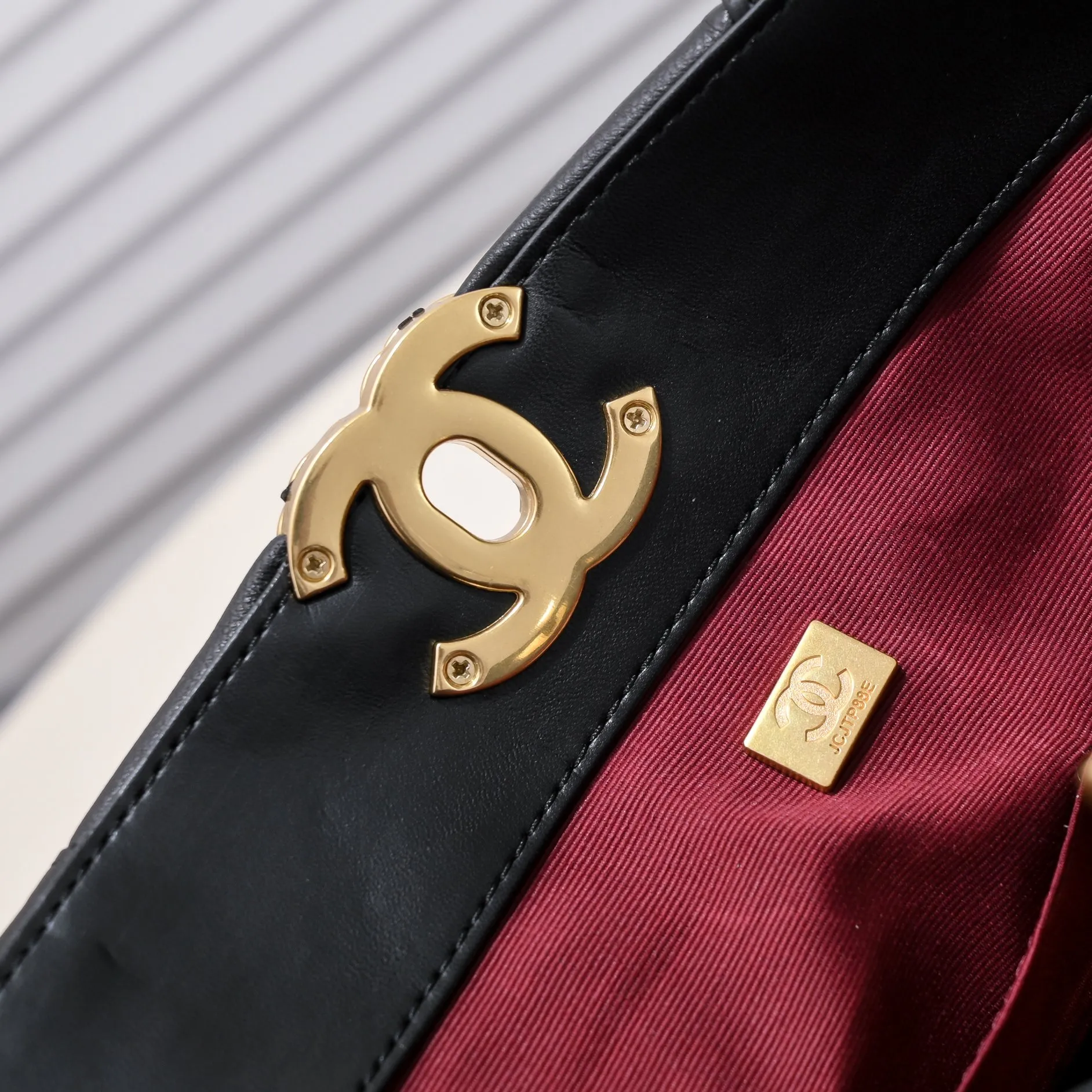 💰460￥Small size𝗖𝗛𝗔𝗡𝗘𝗟 𝟮𝟮𝗕 19𝑩𝑨𝑮 𝑻𝒐𝒕𝒆black gold Italian 🇮🇹 first-class [GR] lambskin 🐑, with a delicate and soft feel, classic diamond pattern design and leather-clad metal chain, gold comes with a sense of luxury, this season's most classic black gold design, gathering all the elements of 19, super exquisite, soft and glutinous. A large bag of fried chicken is practical, deconstructing the classic bag shape, reshaping the trend and fashion, making people shine at a glance, a ten thousand year model. Style number: 9090 Size: 28*27*8cm