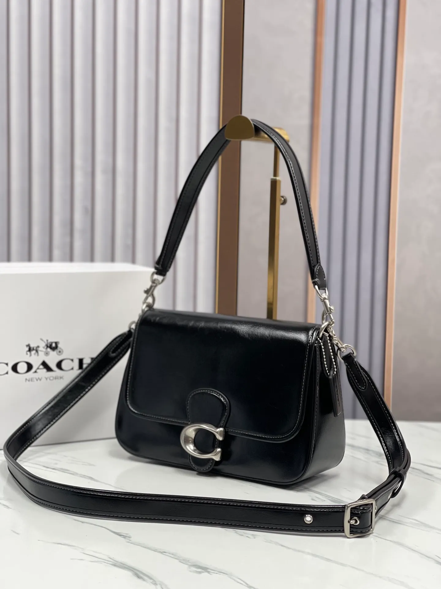 Top original order, batch 480💰coach/new model CR653 new product Soft Tabby, so many of them are my favorite ~ Retro style, waxed leather has always been the current popular style. This model perfectly interprets the French retro romance. It has 2 shoulder straps, both of which can be freely detached. The short shoulder strap can be used as an armpit bag or a handbag. It is very suitable for any style. The built-in capacity is super enough! The key is this color matching, Juejuezi is a versatile classic. Size: 26*15*8.5 cm.