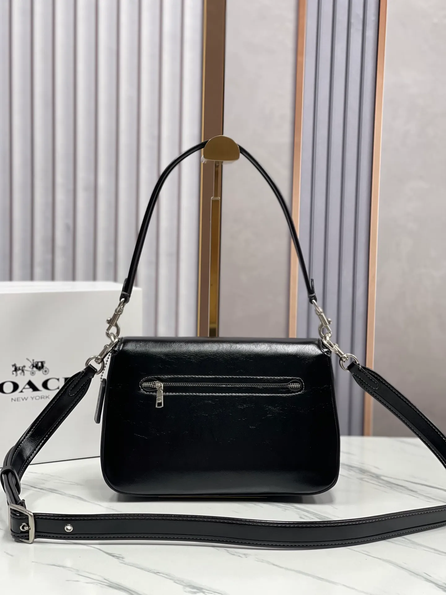 Top original order, batch 480💰coach/new model CR653 new product Soft Tabby, so many of them are my favorite ~ Retro style, waxed leather has always been the current popular style. This model perfectly interprets the French retro romance. It has 2 shoulder straps, both of which can be freely detached. The short shoulder strap can be used as an armpit bag or a handbag. It is very suitable for any style. The built-in capacity is super enough! The key is this color matching, Juejuezi is a versatile classic. Size: 26*15*8.5 cm.