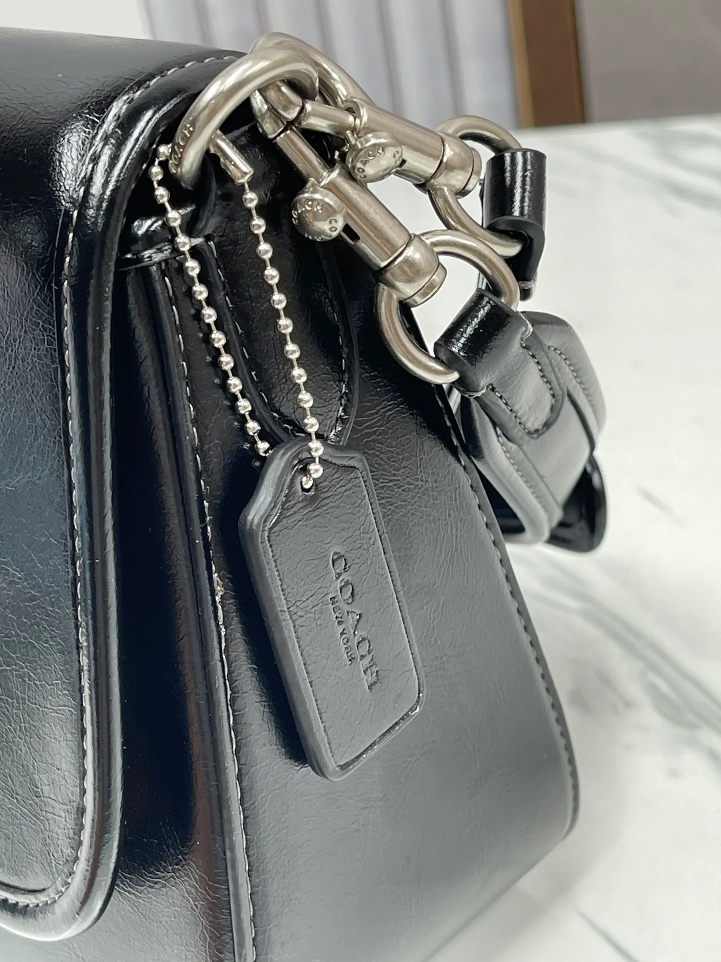 Top original order, batch 480💰coach/new model CR653 new product Soft Tabby, so many of them are my favorite ~ Retro style, waxed leather has always been the current popular style. This model perfectly interprets the French retro romance. It has 2 shoulder straps, both of which can be freely detached. The short shoulder strap can be used as an armpit bag or a handbag. It is very suitable for any style. The built-in capacity is super enough! The key is this color matching, Juejuezi is a versatile classic. Size: 26*15*8.5 cm.