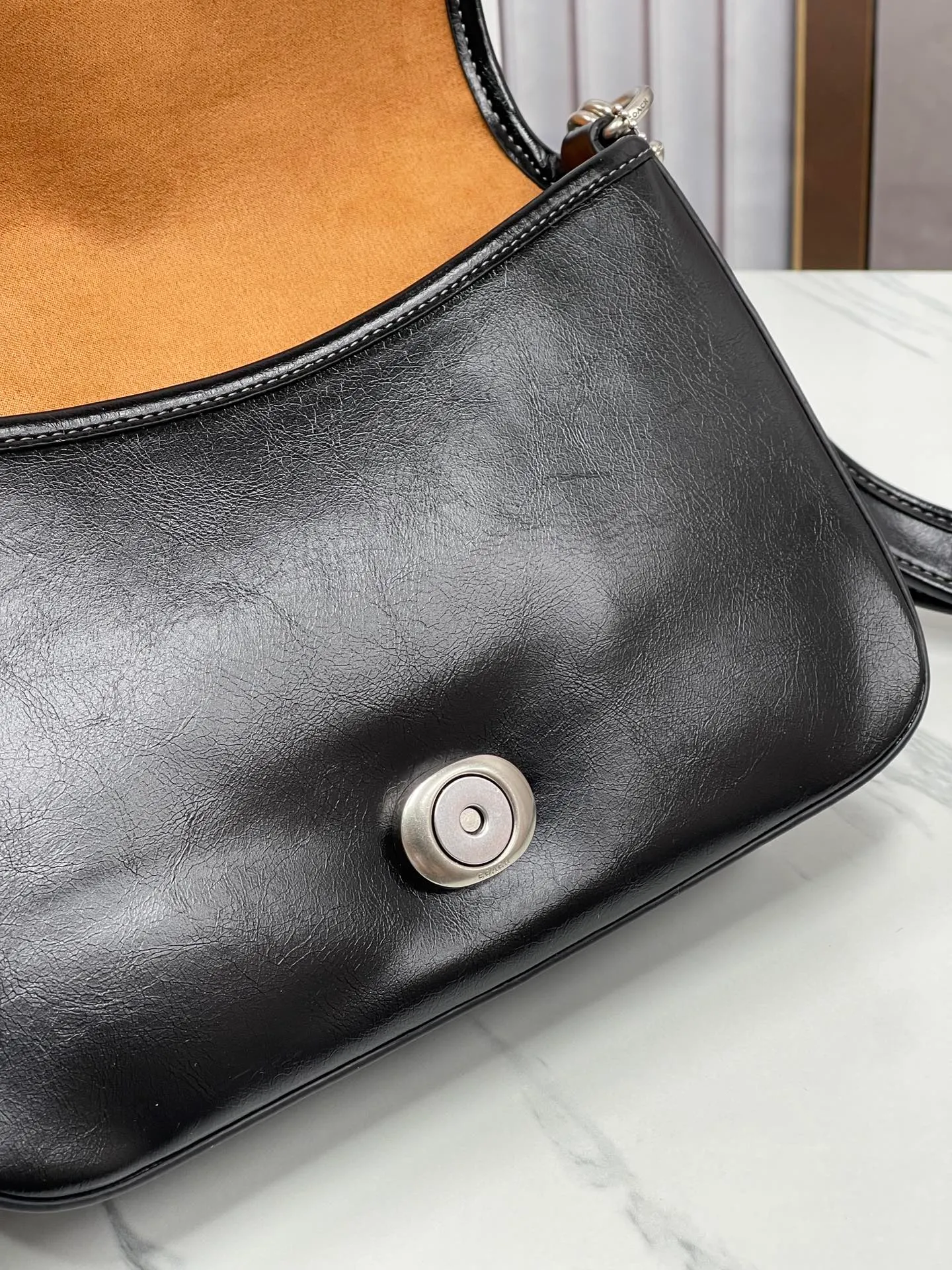 Top original order, batch 480💰coach/new model CR653 new product Soft Tabby, so many of them are my favorite ~ Retro style, waxed leather has always been the current popular style. This model perfectly interprets the French retro romance. It has 2 shoulder straps, both of which can be freely detached. The short shoulder strap can be used as an armpit bag or a handbag. It is very suitable for any style. The built-in capacity is super enough! The key is this color matching, Juejuezi is a versatile classic. Size: 26*15*8.5 cm.