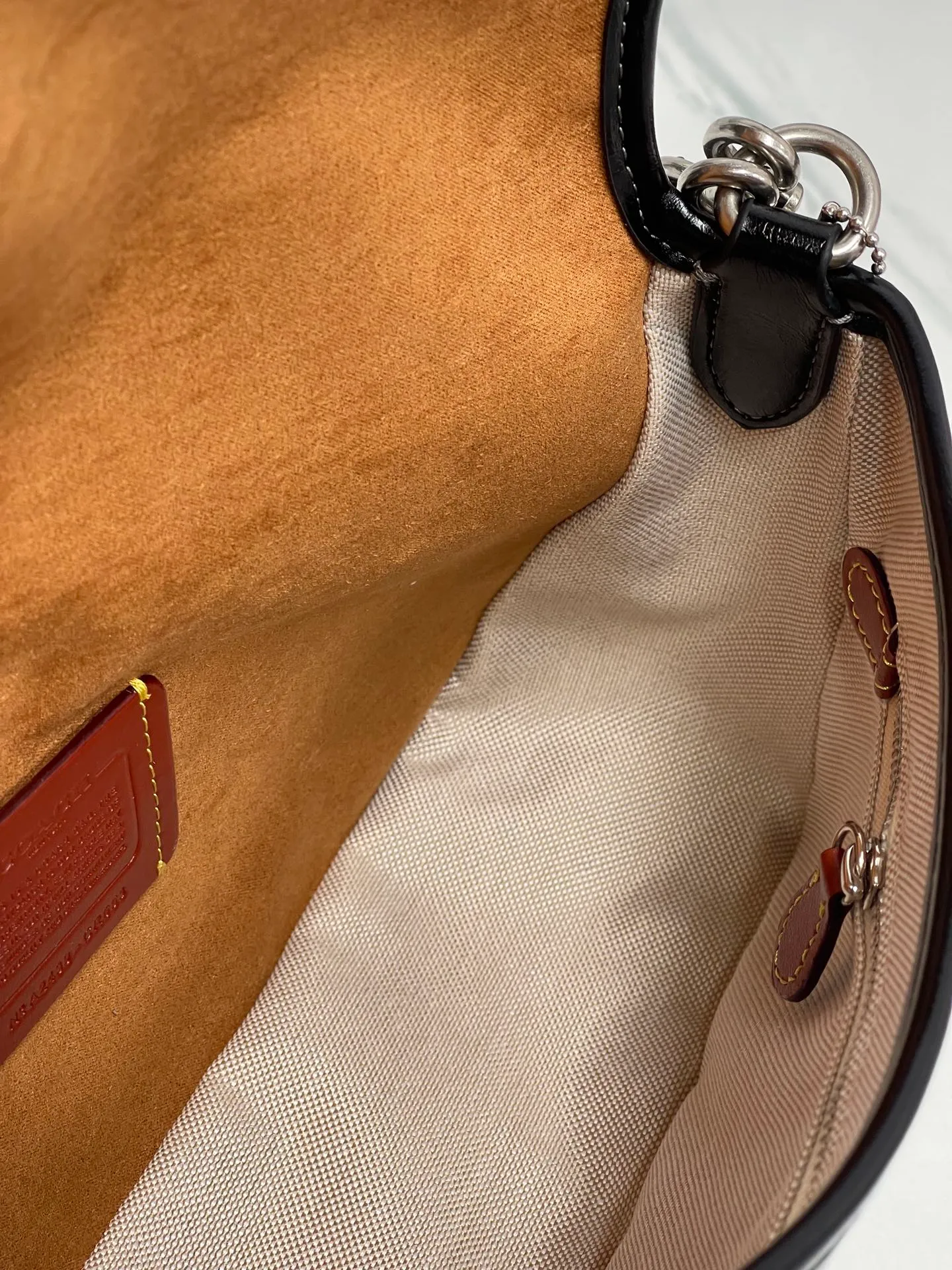 Top original order, batch 480💰coach/new model CR653 new product Soft Tabby, so many of them are my favorite ~ Retro style, waxed leather has always been the current popular style. This model perfectly interprets the French retro romance. It has 2 shoulder straps, both of which can be freely detached. The short shoulder strap can be used as an armpit bag or a handbag. It is very suitable for any style. The built-in capacity is super enough! The key is this color matching, Juejuezi is a versatile classic. Size: 26*15*8.5 cm.