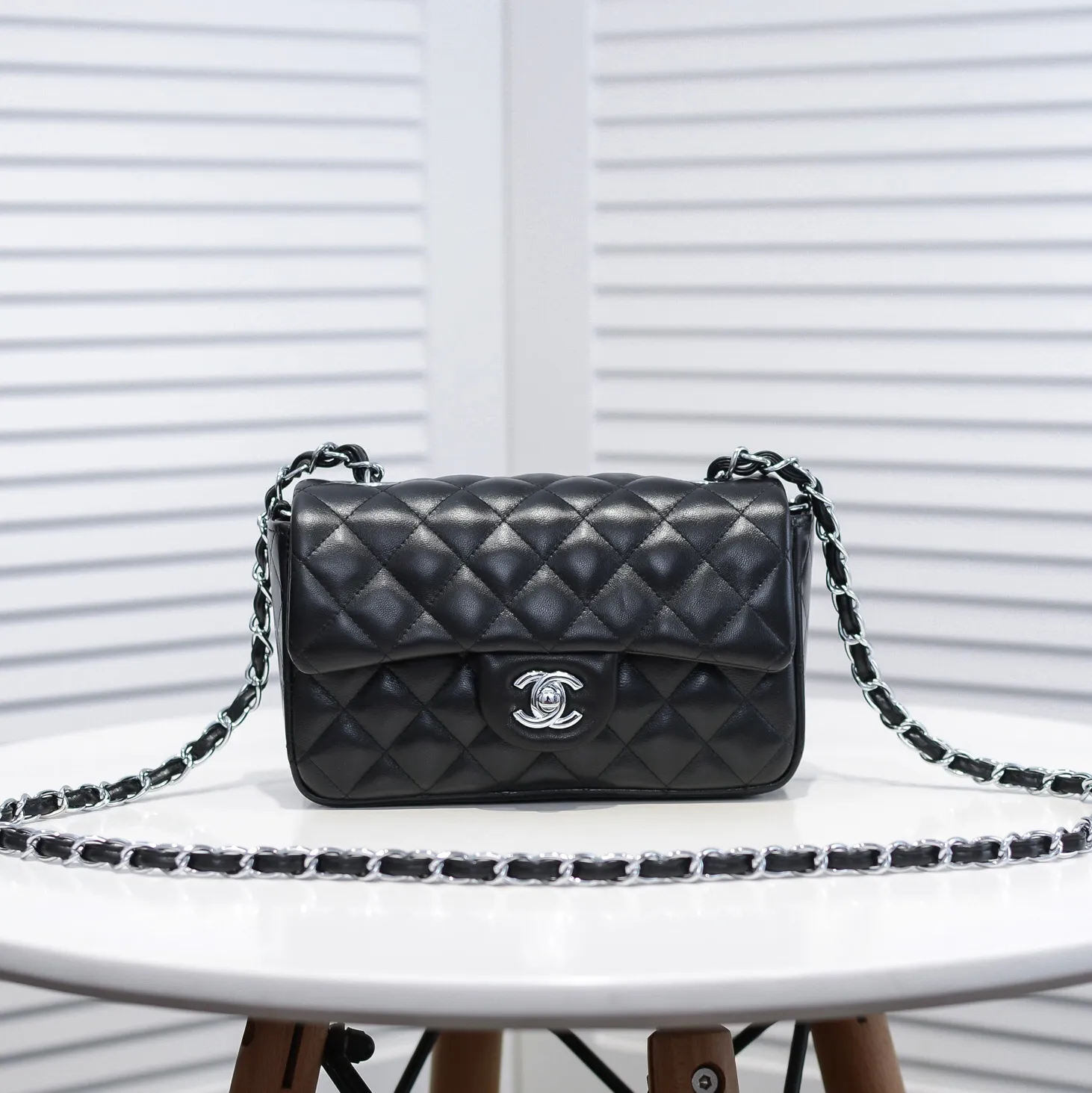 💰320￥CF versatile lambskin🌹 Chanel💃🏻‼ ️Eternal classic style [shy] noble temperament💃🏻favorite of celebrities🌟soft leather and high-end👍counter hardware exquisite workmanship to reject flaws [strong] both dazzling and feminine 😝[strong] luxurious and durable🌟Size: 20*14*7cm Style number: 1116