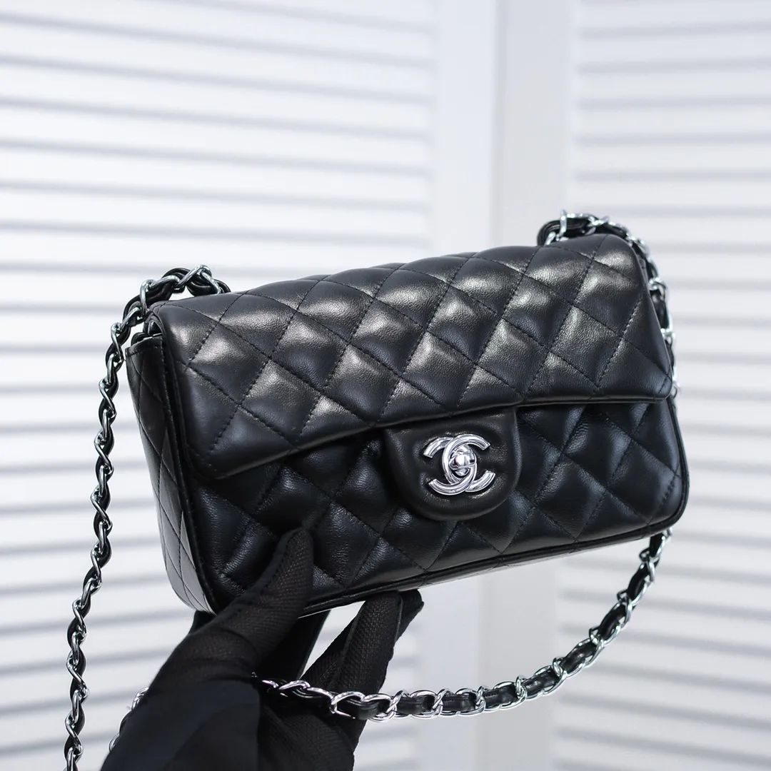 💰320￥CF versatile lambskin🌹 Chanel💃🏻‼ ️Eternal classic style [shy] noble temperament💃🏻favorite of celebrities🌟soft leather and high-end👍counter hardware exquisite workmanship to reject flaws [strong] both dazzling and feminine 😝[strong] luxurious and durable🌟Size: 20*14*7cm Style number: 1116