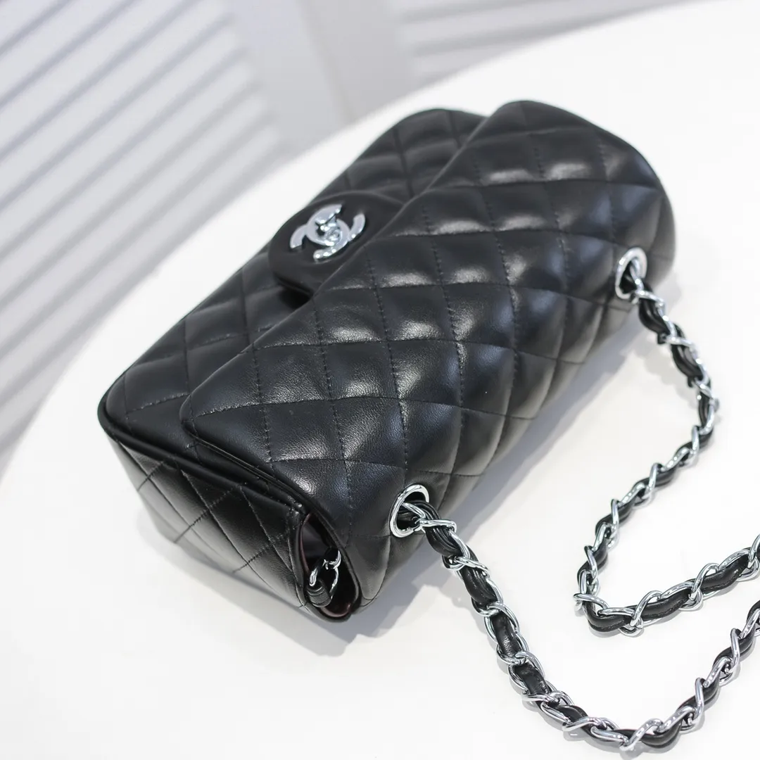 💰320￥CF versatile lambskin🌹 Chanel💃🏻‼ ️Eternal classic style [shy] noble temperament💃🏻favorite of celebrities🌟soft leather and high-end👍counter hardware exquisite workmanship to reject flaws [strong] both dazzling and feminine 😝[strong] luxurious and durable🌟Size: 20*14*7cm Style number: 1116