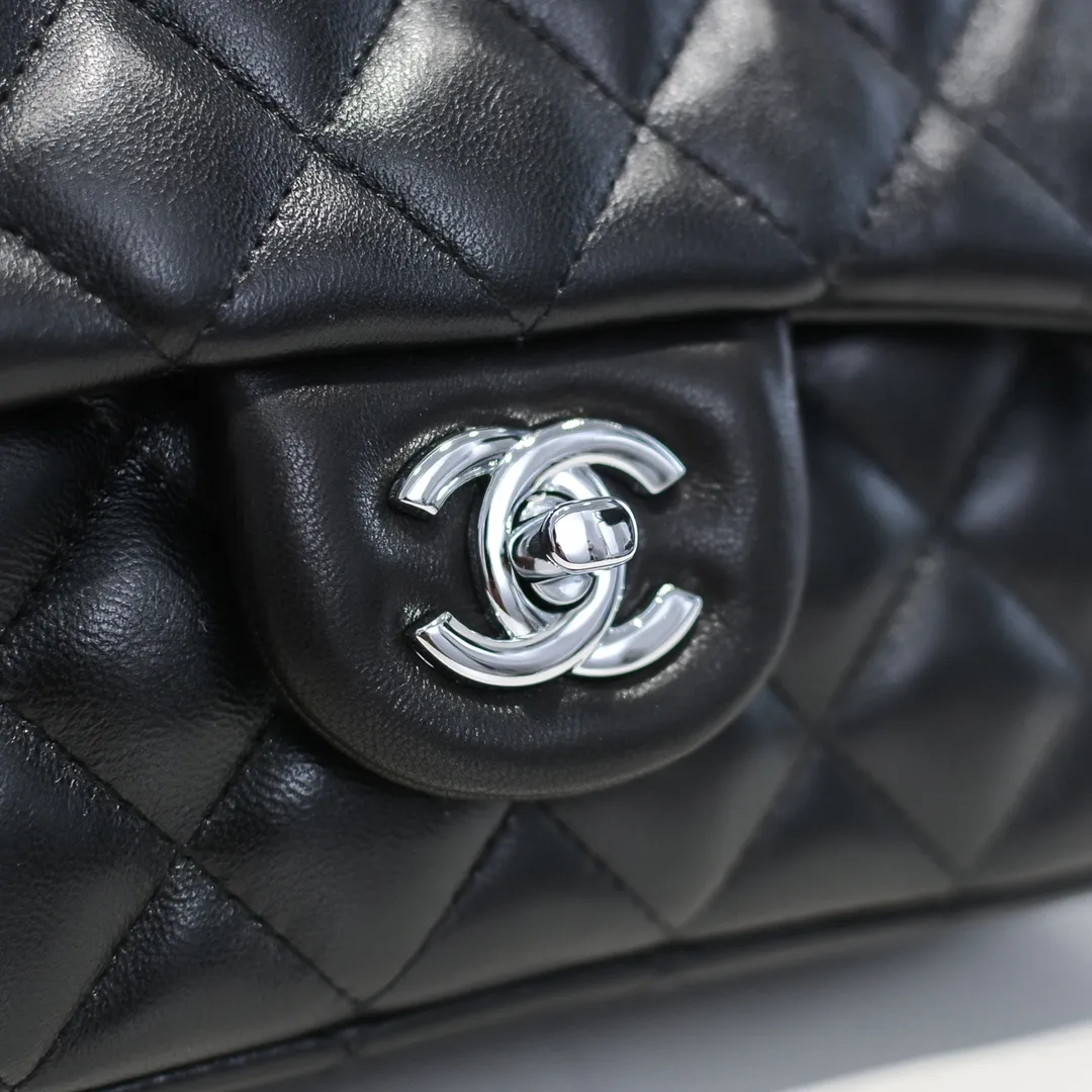 💰320￥CF versatile lambskin🌹 Chanel💃🏻‼ ️Eternal classic style [shy] noble temperament💃🏻favorite of celebrities🌟soft leather and high-end👍counter hardware exquisite workmanship to reject flaws [strong] both dazzling and feminine 😝[strong] luxurious and durable🌟Size: 20*14*7cm Style number: 1116