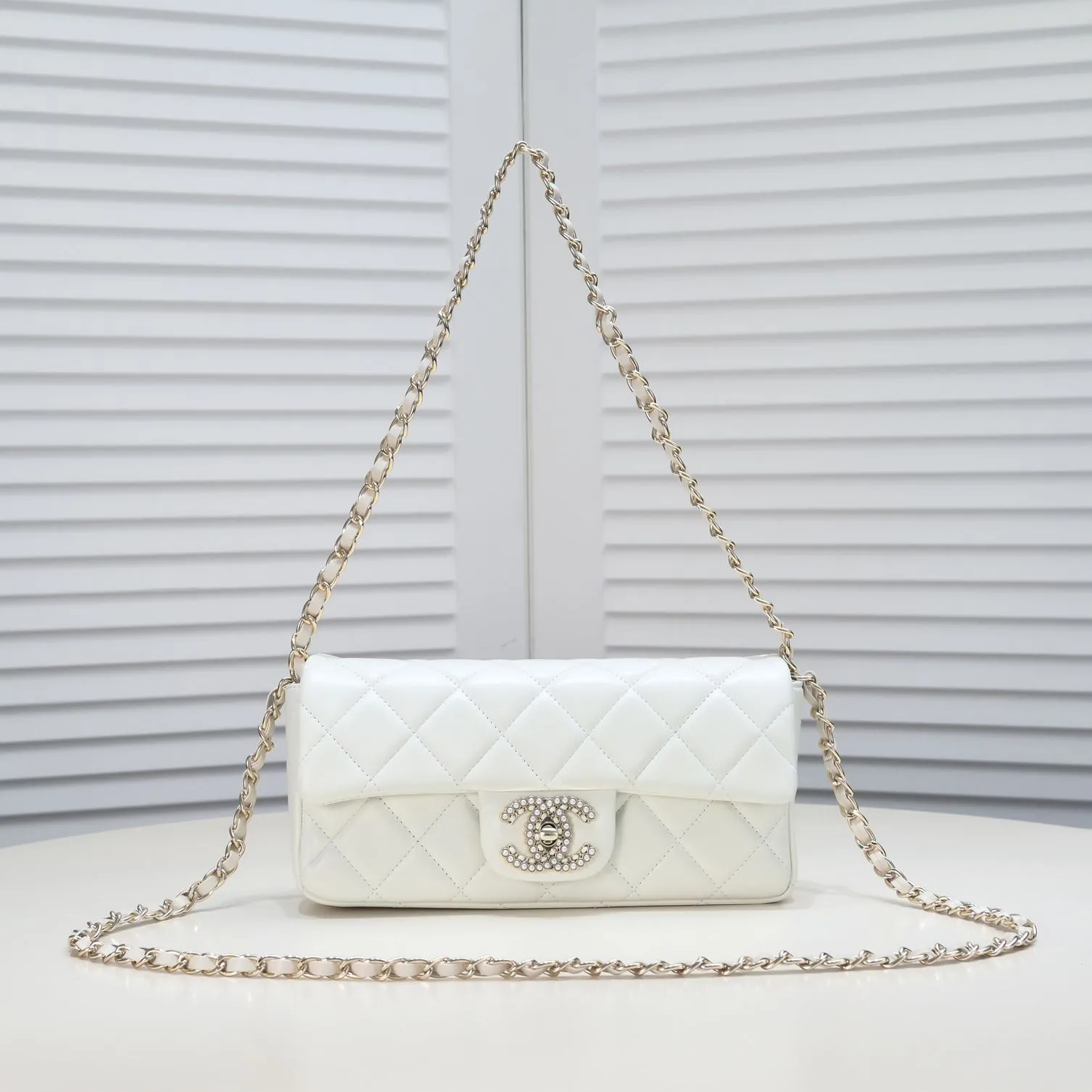 💰380￥106S New model [3350] Chanel new baguette bag with pearl buckle New sheepskin baguette bag with pearl buckle, Mrs. Chen recommends black 🔥 Baguette pearl dinner bag Black White Noble Elegant Temperament Romantic Minimalist baguette shape to pearl logo lock buckle Overall I can't put it down French style Elegant Underarm Crossbody Can be carried by hand at dinner Equipped with an extra long chain that can be detached for free movement. Material: Made of wear-resistant sheepskin. Size: 25*5*12CM. Style number: 3350.