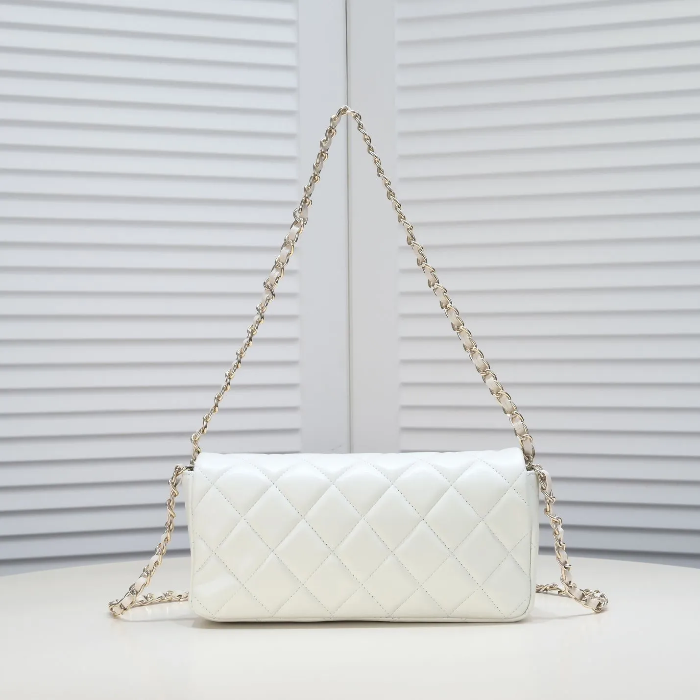 💰380￥106S New model [3350] Chanel new baguette bag with pearl buckle New sheepskin baguette bag with pearl buckle, Mrs. Chen recommends black 🔥 Baguette pearl dinner bag Black White Noble Elegant Temperament Romantic Minimalist baguette shape to pearl logo lock buckle Overall I can't put it down French style Elegant Underarm Crossbody Can be carried by hand at dinner Equipped with an extra long chain that can be detached for free movement. Material: Made of wear-resistant sheepskin. Size: 25*5*12CM. Style number: 3350.