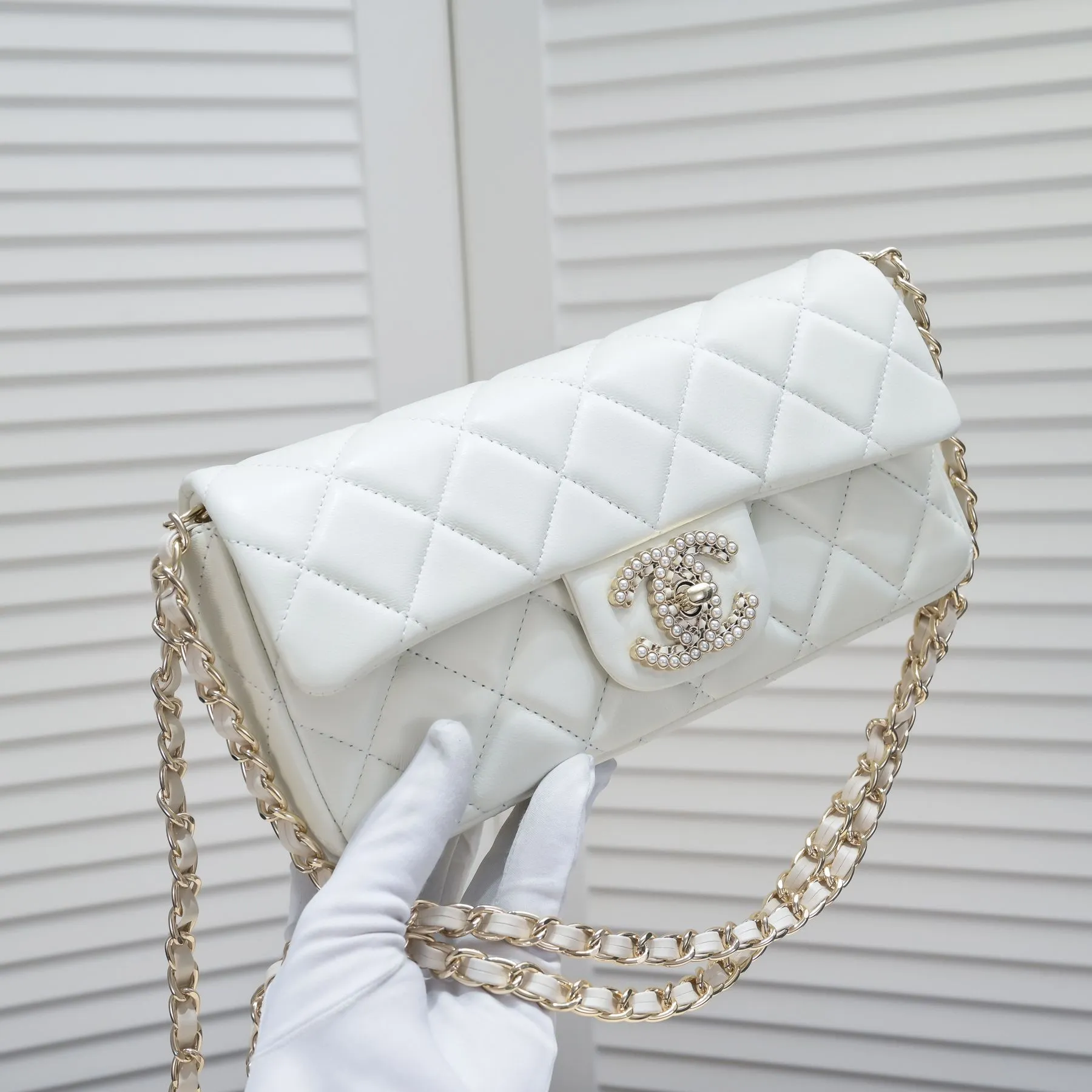 💰380￥106S New model [3350] Chanel new baguette bag with pearl buckle New sheepskin baguette bag with pearl buckle, Mrs. Chen recommends black 🔥 Baguette pearl dinner bag Black White Noble Elegant Temperament Romantic Minimalist baguette shape to pearl logo lock buckle Overall I can't put it down French style Elegant Underarm Crossbody Can be carried by hand at dinner Equipped with an extra long chain that can be detached for free movement. Material: Made of wear-resistant sheepskin. Size: 25*5*12CM. Style number: 3350.