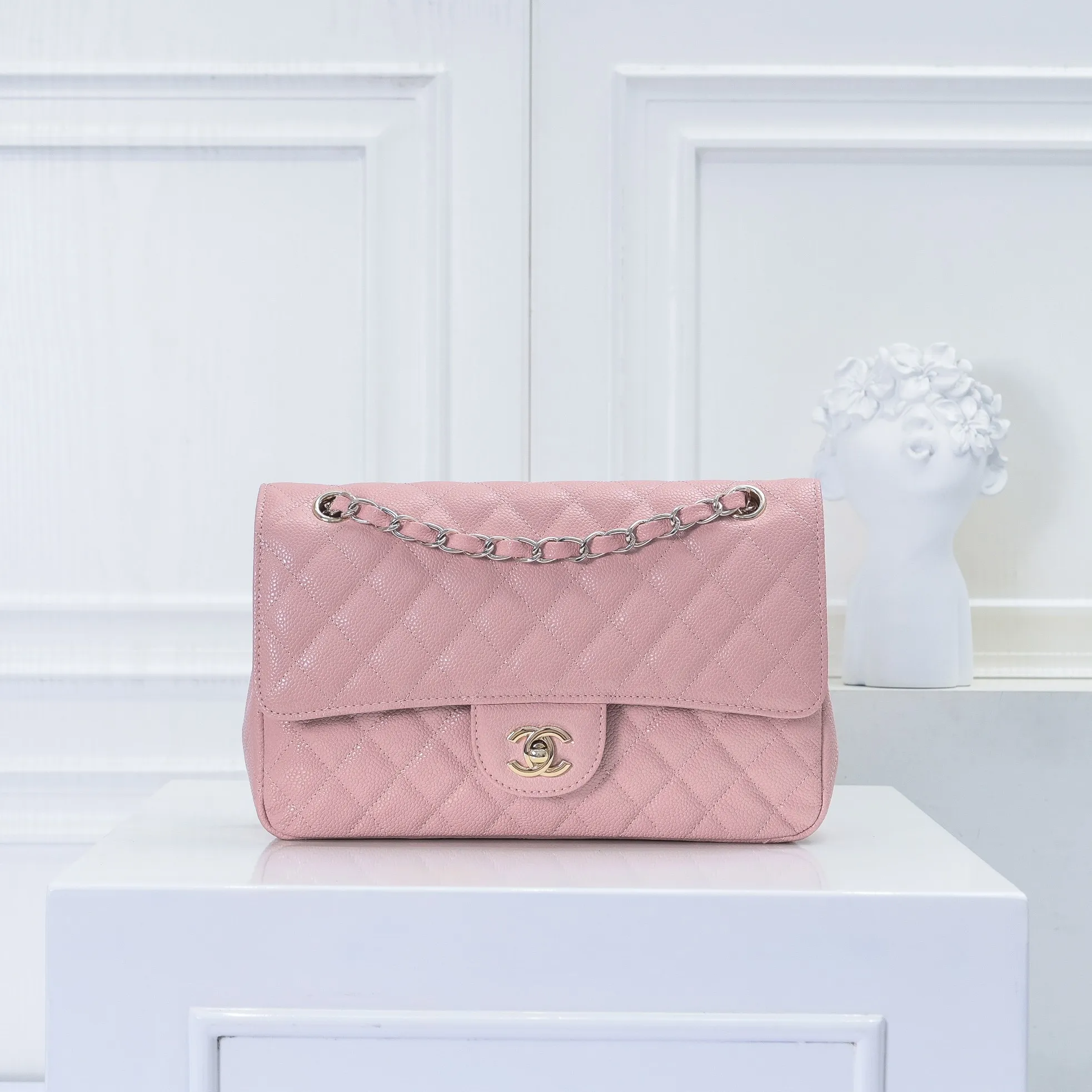 💰420￥Chanel,...Palace-level poison👏...Overseas original factory CF2.55...😱 Absolutely the top-notch caviar ball-grain cowhide you have never seen...✨Real K gold➰Gold buckle✨👑 The line spacing is perfectly consistent. The side of the bag is perfectly streamlined👏..It must have such a texture to be perfect💋 Follow the 9-pin diamond pattern. The flip cover is smooth and seamless ☑️ Strong visual three-dimensional effect 🔱 The diamond pattern is full and delicate 💑 It is super smooth, soft and comfortable to use 👒 CF is a must-have for girls. Size: 25.5*16*6.5cm. Style number: 1112 ball pattern
