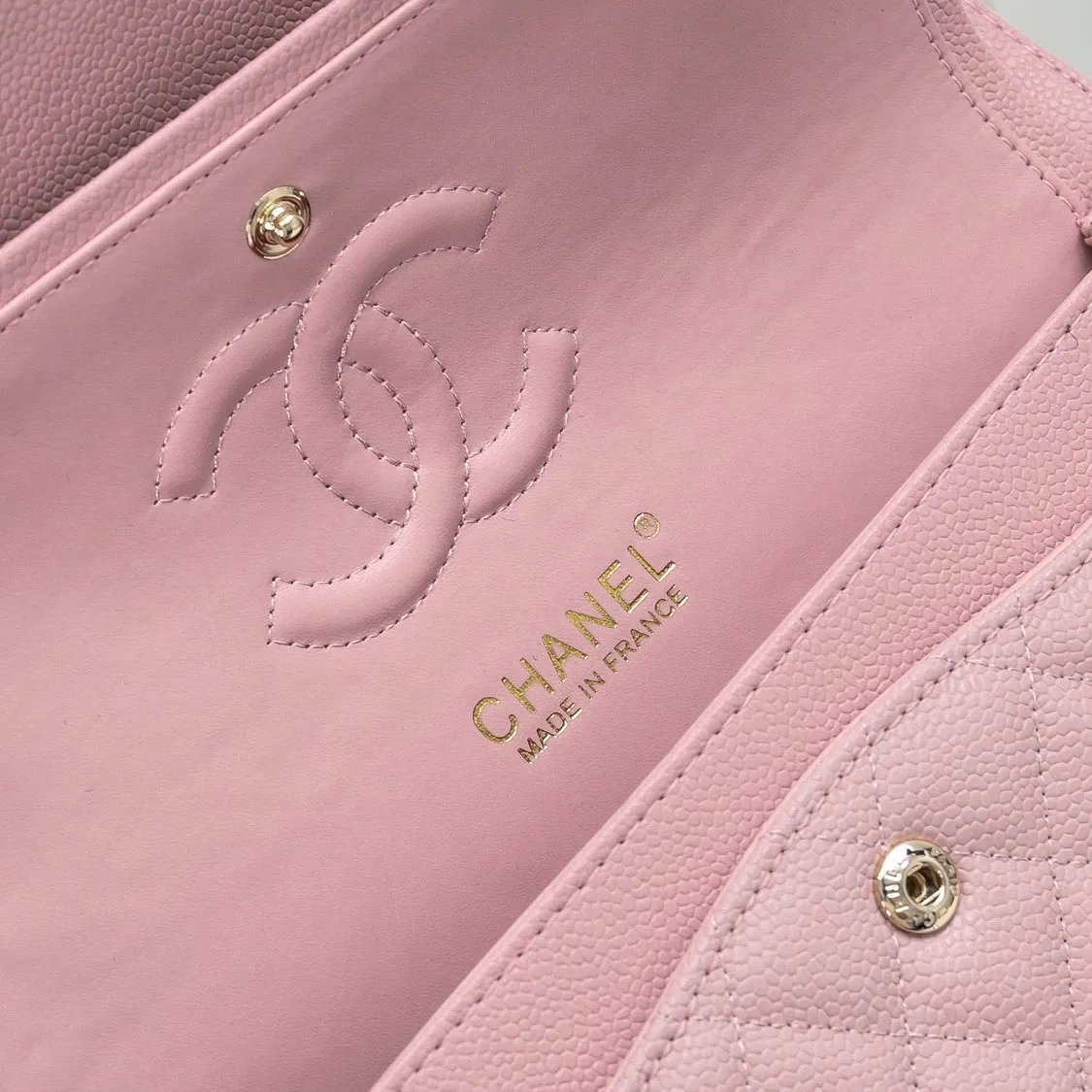 💰420￥Chanel,...Palace-level poison👏...Overseas original factory CF2.55...😱 Absolutely the top-notch caviar ball-grain cowhide you have never seen...✨Real K gold➰Gold buckle✨👑 The line spacing is perfectly consistent. The side of the bag is perfectly streamlined👏..It must have such a texture to be perfect💋 Follow the 9-pin diamond pattern. The flip cover is smooth and seamless ☑️ Strong visual three-dimensional effect 🔱 The diamond pattern is full and delicate 💑 It is super smooth, soft and comfortable to use 👒 CF is a must-have for girls. Size: 25.5*16*6.5cm. Style number: 1112 ball pattern